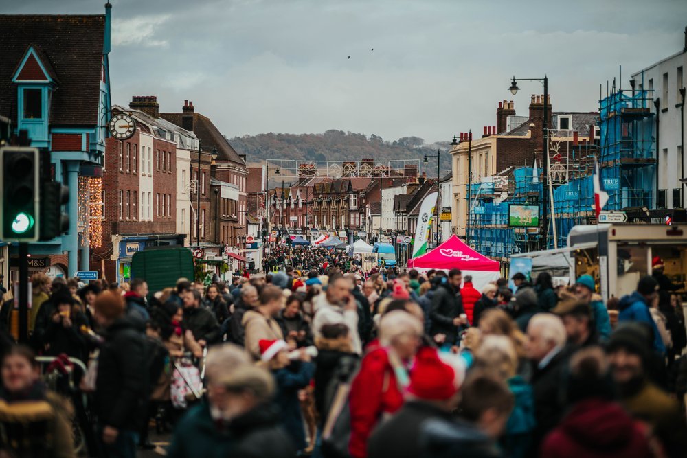 10,000 people on street