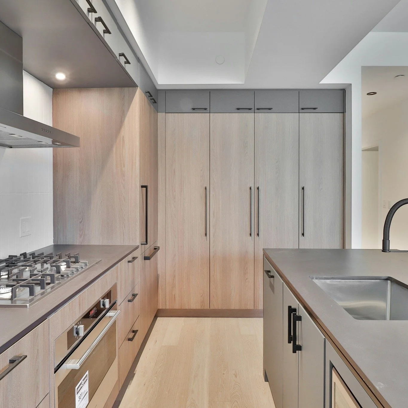 Transform your space into a culinary masterpiece. ✨🍴 Our luxury kitchen designs combine style, functionality, and innovation to elevate your home. Ready to cook in style? 🔑✨ #LuxuryLiving #KitchenGoals #HomeDesign #RemodelInspiration #customkitchen