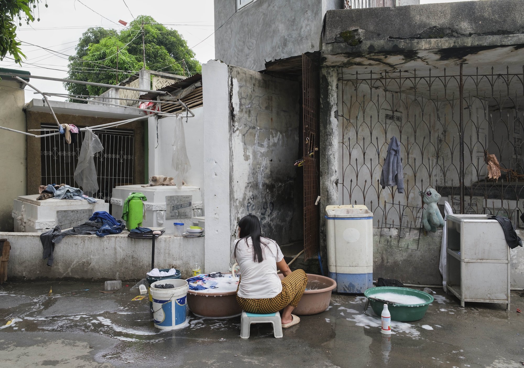 Melissa Peritore Documents the Living Who Find Refuge in Manila’s Cemeteries&nbsp;