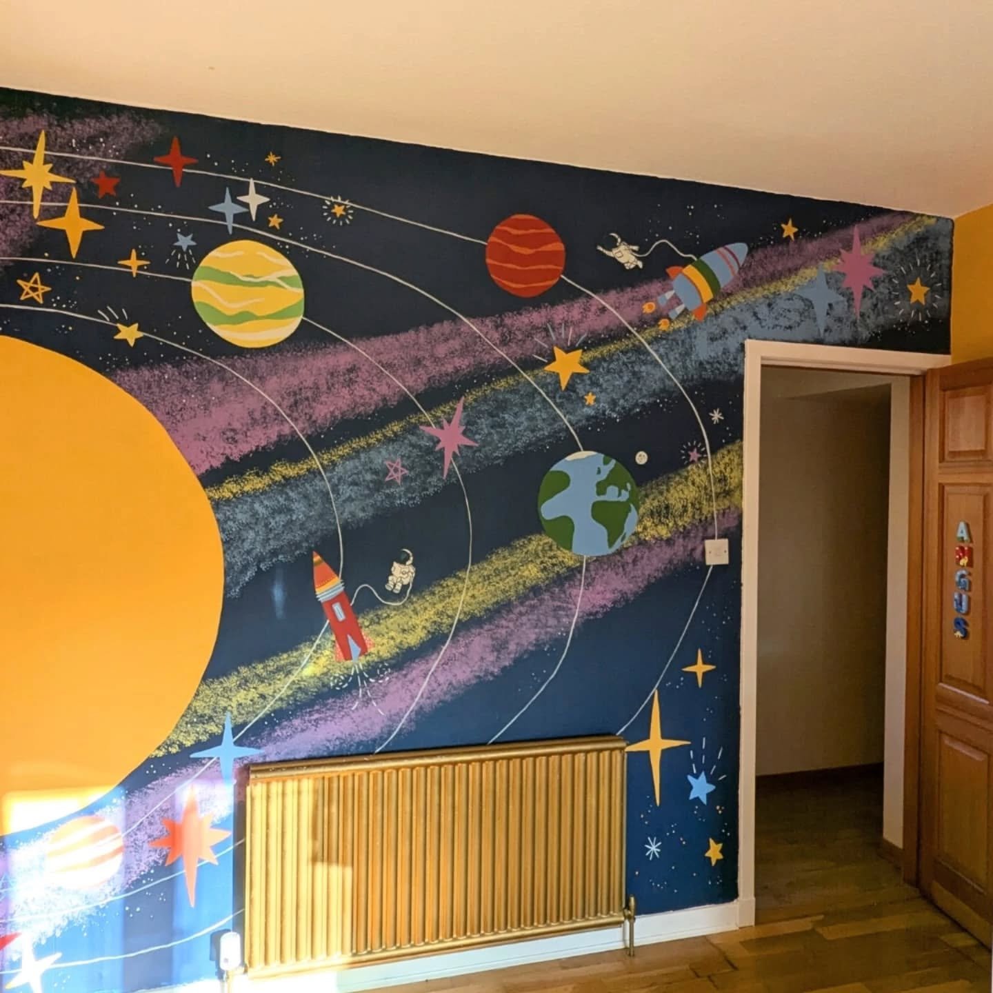 Had a marvellous time last week turning Angus and Arran's room into the cosmos. They wanted planets (in order, thank you very much), rockets and astronauts.

Swipe to see the before, some details of the cute astronauts,  a cool trick with the mirror,