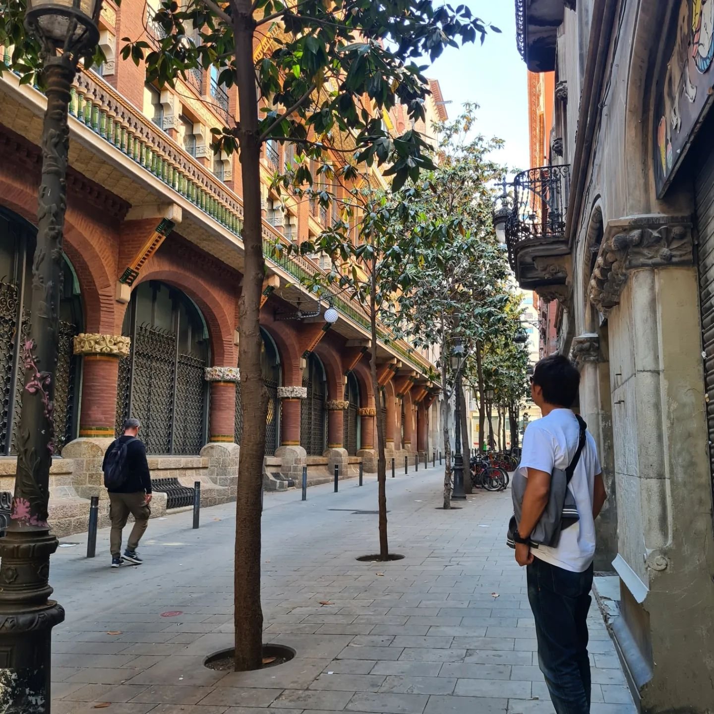 Walk along the iconic city 🇪🇸
#barcelona #グラフィックアーティスト #graphicdesign #Graphicartist #antonigaudi #naokistudios

https://naokistudios.com/works/