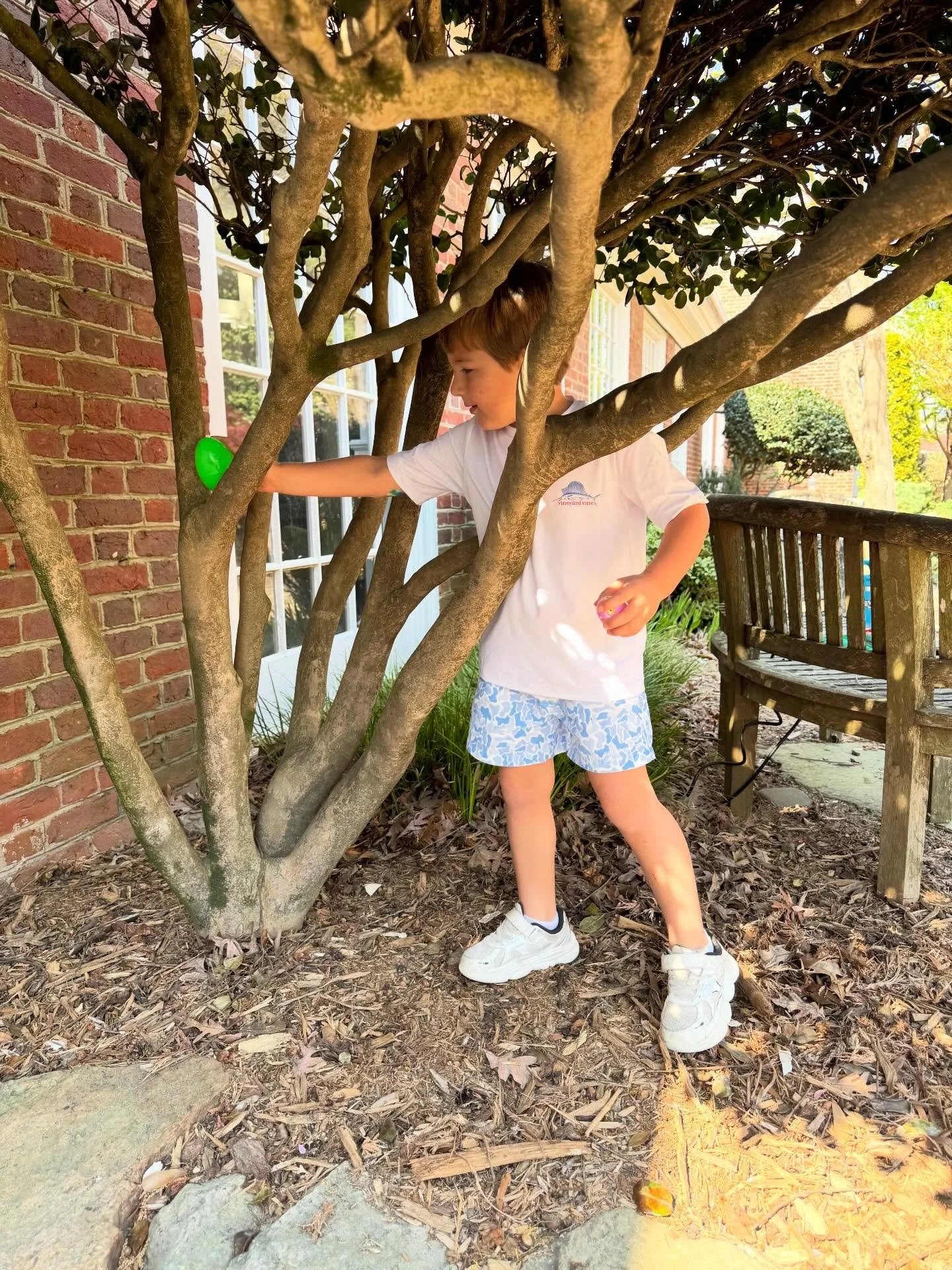 🐣 SPRING IS HERE 🌷and our therapist are planning seasonal activities for their clients! Mrs. Ginny and her kiddo enjoyed some sunshine during an Easter egg hunt at one of our local preschools last week.