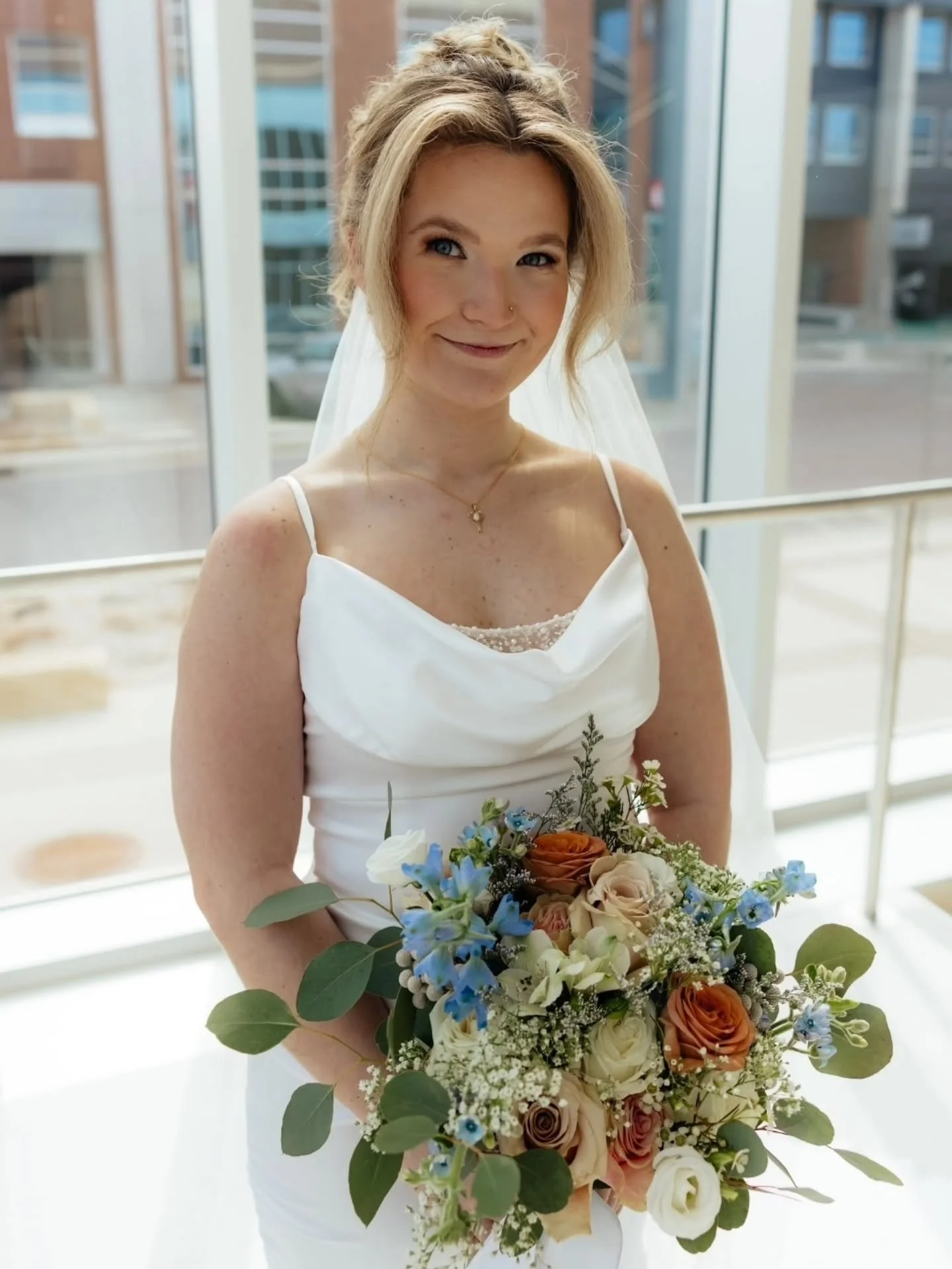 Ok seriously though, Jordan!!! 😍 Stunning!!!

Photography: @ali.as.photography22
Makeup: #makeupbyme 😉
Hair: @hairstyles_by_grissel_

#minnesotawedding #minnesotabride #mnmua #explorepage #explore #foryoupage #reels #mnmakeupartist #makeupreels #br