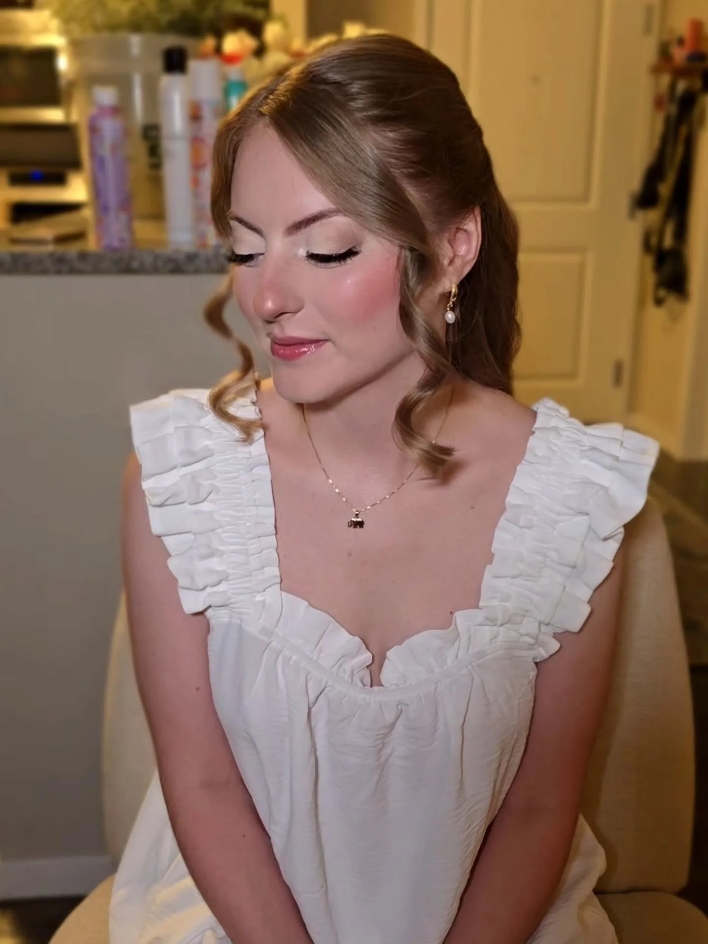 Samantha 🤍

Samantha's wedding morning was an early morning, in the comfort of her own apartment, with @stephaniemariebeauty23 and I both working around her at the same time to get her ready for early morning pictures at City Hall. Her fur baby stro