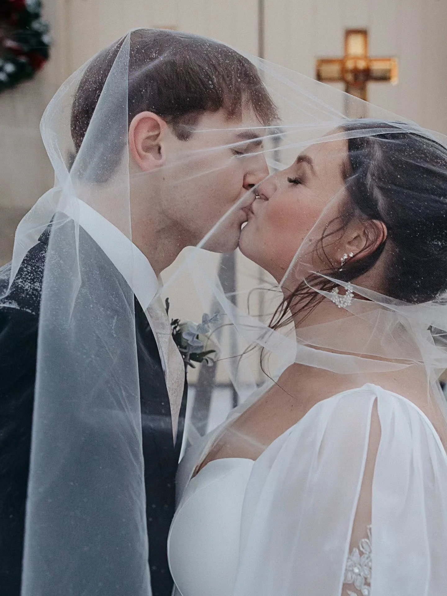Not like I really needed an excuse to post a flashback to Anna's beautiful winter wedding, but... ❄️❄️❄️

Notice the small speckles of snowflakes on Anna's veil! Snow really does make a beautiful backdrop for pictures, doesn't it?!
.
.
.
.
.
Photogra