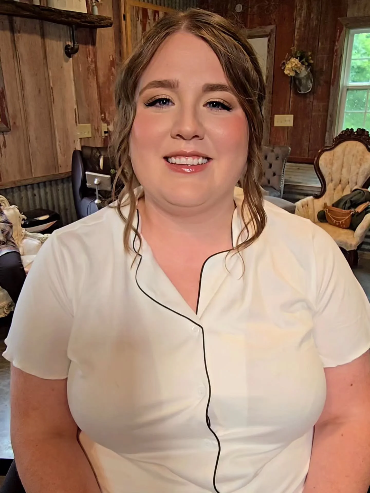 Scroll to the last slide to hear more of our giggles 😂 such a fun wedding morning with you, @kyliegaub !!!

If you like this look, you might like neutral tones, soft shimmer, and a pop of blush! 

Hair: @karaklosshair 
Makeup by me!
Venue: @divanyxe