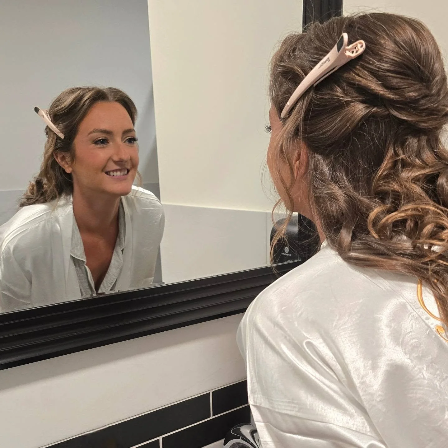 Some wedding mornings just need a little more quiet, a little more calm, and a little more solitude. Jessie, I was so, so happy to be a part of your calm 🤍

Bride: @jessjensen113 
Hair: @hairbymadiem
Makeup: Me!
Coordinator: @emily.krogman (THE Best
