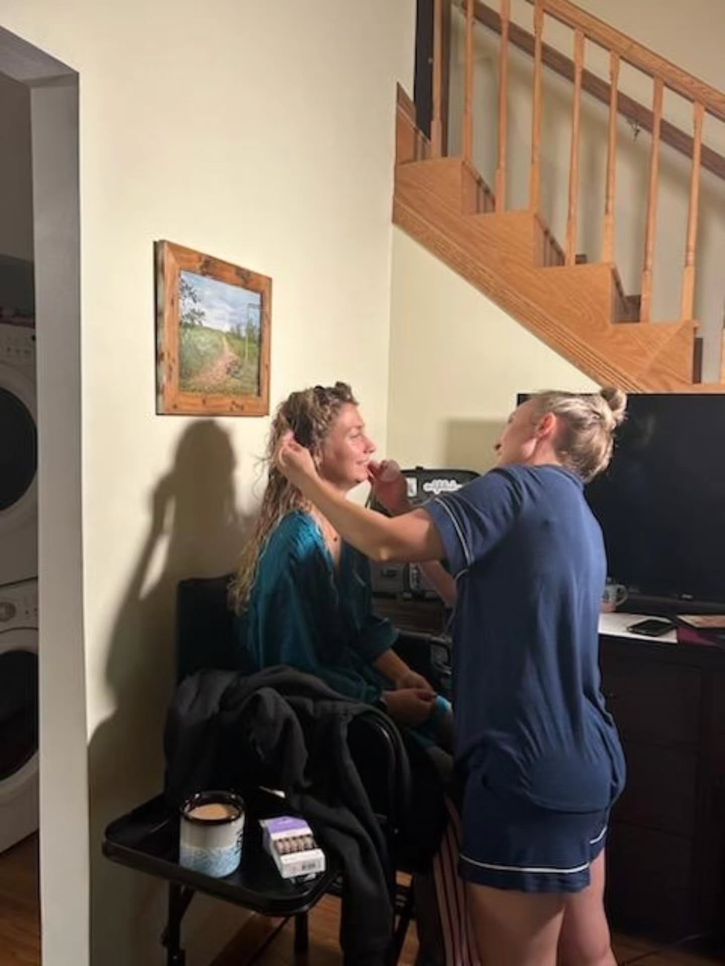 Makeup and celebrations for my cousin @courtneyy.gregory on her wedding day!! It was such a special thing for me to be able to share my love of my makeup artistry with you, Courtney! And, it was fun to do makeup in pajamas for once 😉😂

#minnesotama