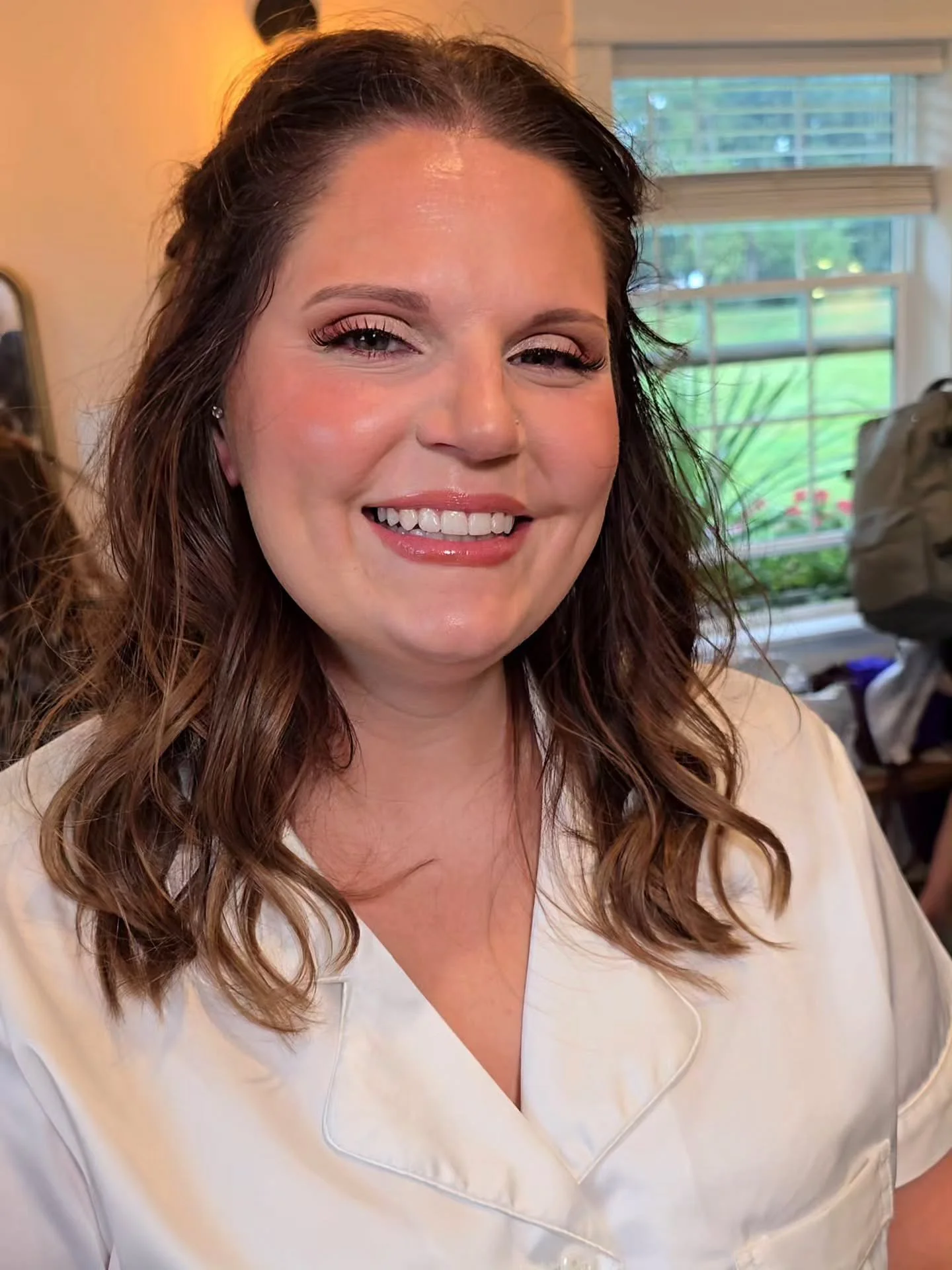 Rachel wanted all the pinky tones, sparkle, and a natural skin glow, and let me tell you-- she was definitely glowing 🩷 Rachel, I loved being a part of your day, thank you for choosing me as your makeup artist!! Scroll for more happy bride giggles ?