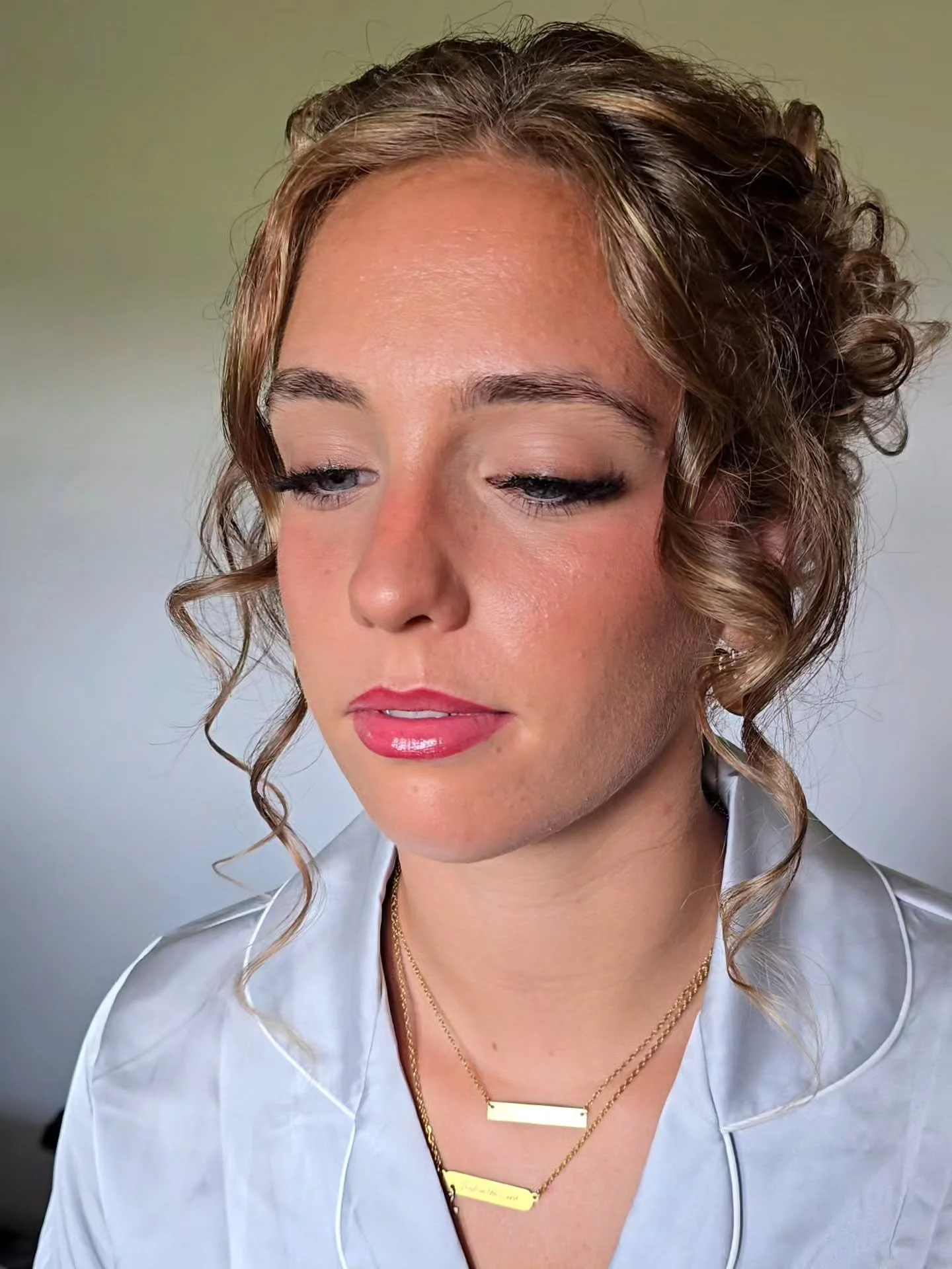 When she says she doesn't like eyeshadow but loves her lip stain, we focus on lashes, blush, and lips 🤍

Wedding: @michaelah.fischer tag your beautiful sister! 🤍
Hair: Studio 15 Salon Suites
Venue: @theschroederfarm 
Makeup by me!

Minnesota Bride 