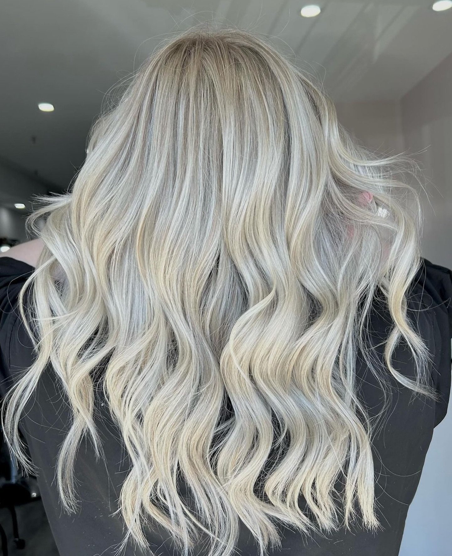 Receive 15% off when you refer a friend 🤩 
Book your appointment with @hairbynavikhaira 

💫 How seamless is this 🤩 

#burnabysalon #blondeinspo #blondebalayage #blondehairstyles #blondehairgoals