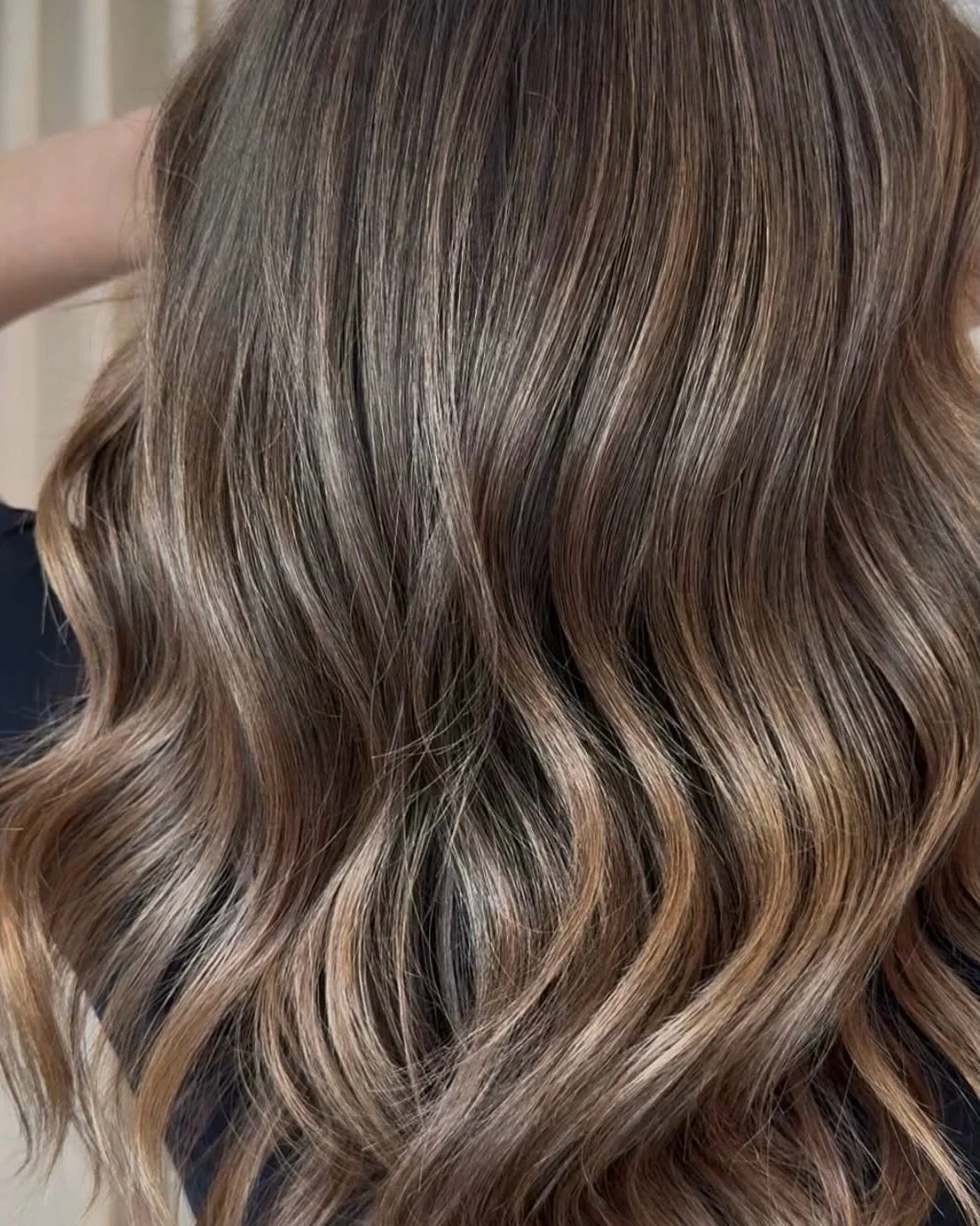 Bright in the front and rich melted brunette in the back 🍩🤎🌩️

Book with Maya @hairbymayasanchez for the blended brunettes and blondes of your dreams 

#hairsalonvancouver #vancouverhairsalon #hairstylistvancouver #hairstylistburnaby #burnabyhairs