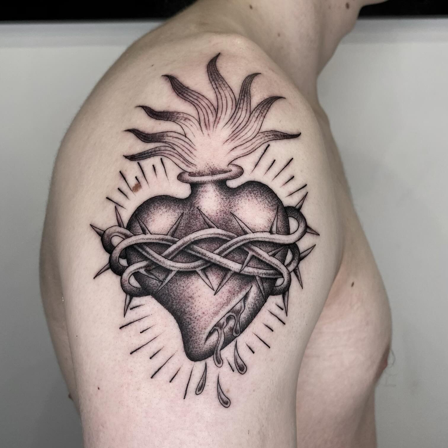 Sacred heart by Karl! @karlwillmann 
We&rsquo;re stoked to have Karl with us on Fridays and Saturdays. Message Karl directly, or send an enquiry via DM or booking form on our website. 
&bull;
&bull;
&bull;
&bull;
&bull;
#new #fyp #tradtattoo #goldcoa
