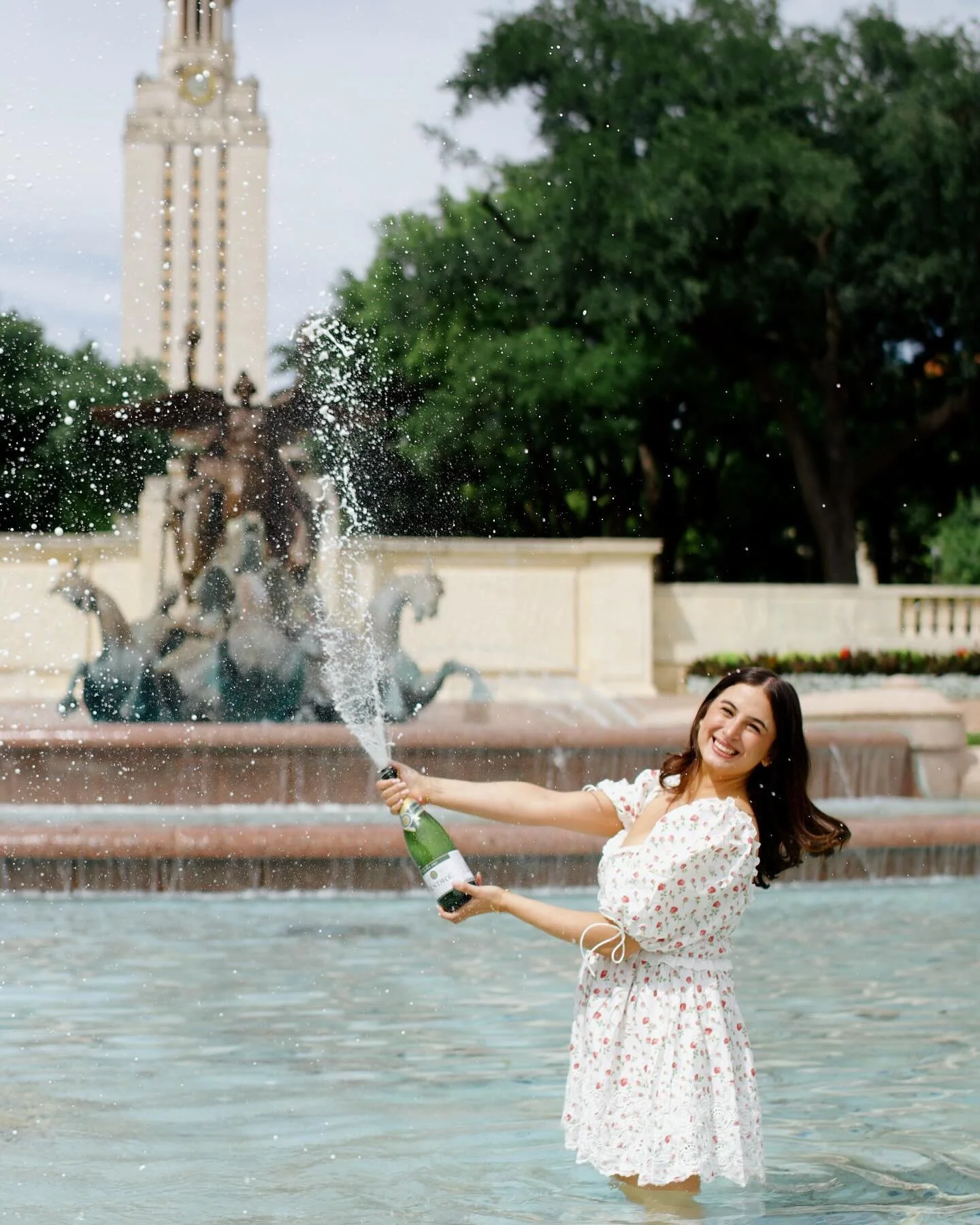 Congratulations to these beautiful seniors!!🎓🥂 Can&rsquo;t wait to show more!!! 
&bull;
&bull;
#UTGrad #utgradphotos #universityoftexasgrad #texasphotographer #atxphotography #UT2024 #hookem #seniorpictures #atxsenior #austintexas