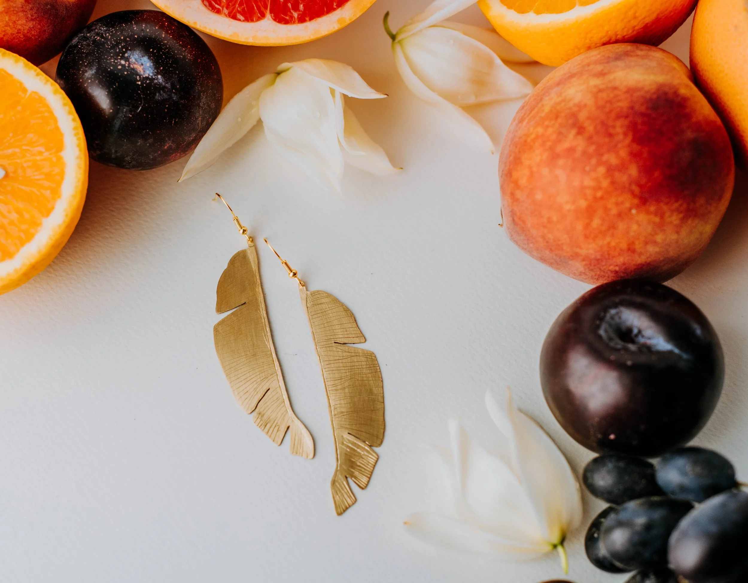 A wearable ode to the natural wonders of Africa. The banana leaf earrings are simple and decorative, the perfect accessory for an urban adventure.