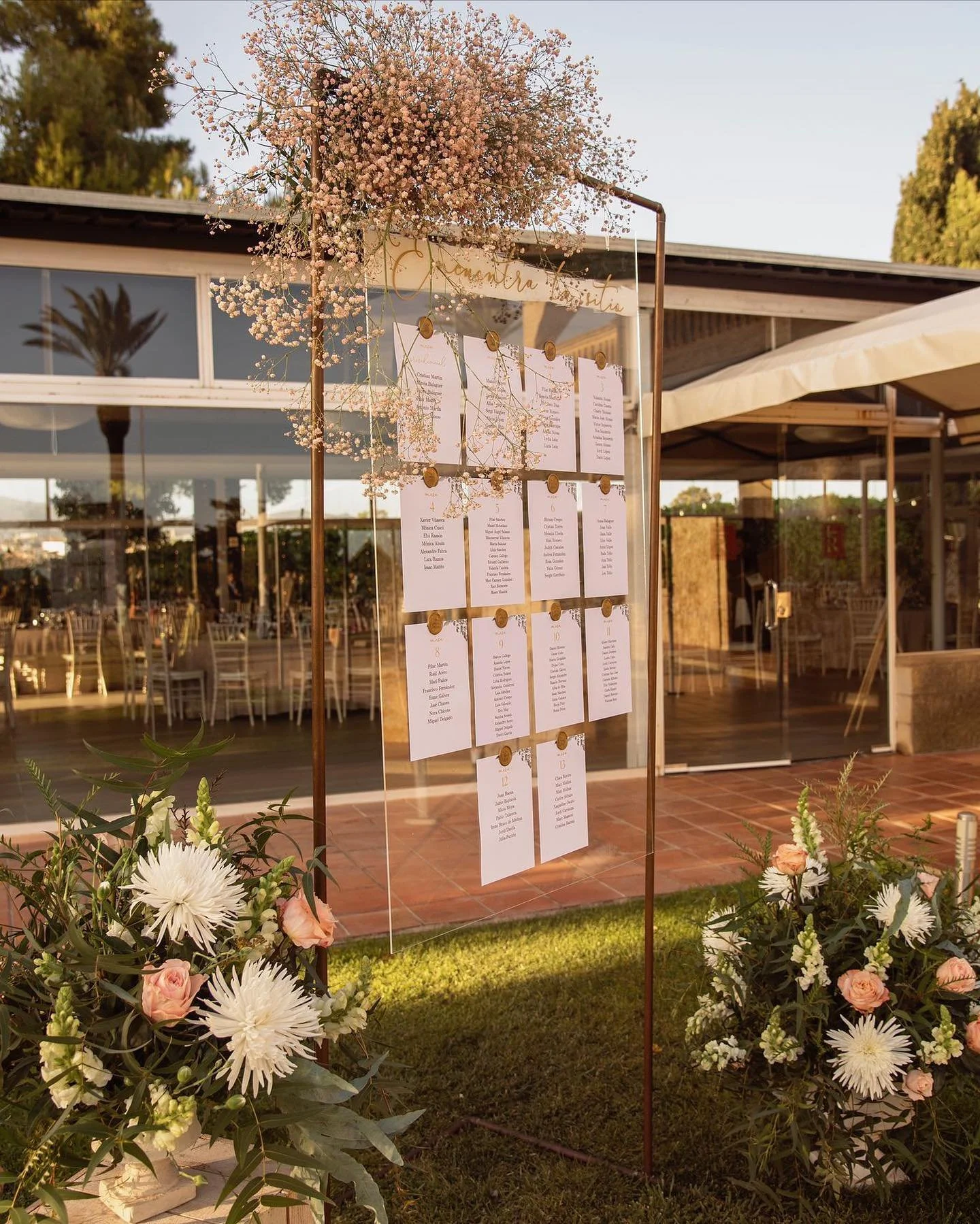No nos puede gustar m&aacute;s el resultado de este Seating Plan 🤍

➡️Placa de metacrilato transparente de 125*75cm con vinilo dorado y tarjetones con stamping✨