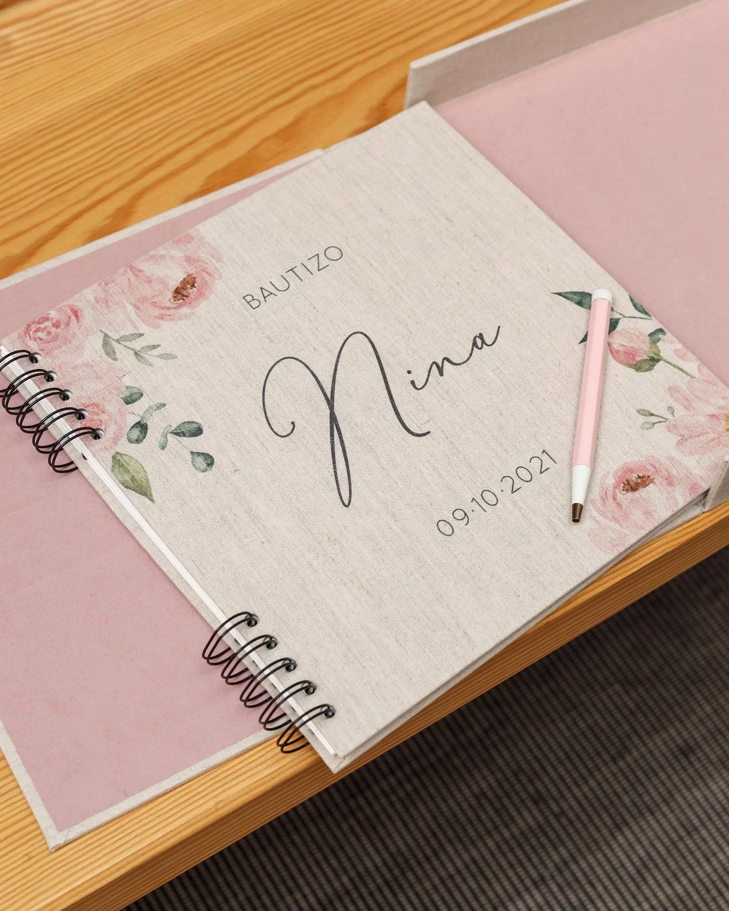 &iquest;Qu&eacute; os parecen nuestros &aacute;lbumes personalizados hechos a mano?📔🌿

Perfectos para todo tipo de eventos; bodas, bautizos, comuniones&hellip;✨ Tambi&eacute;n podemos hacerlo con su caja a conjunto 💖