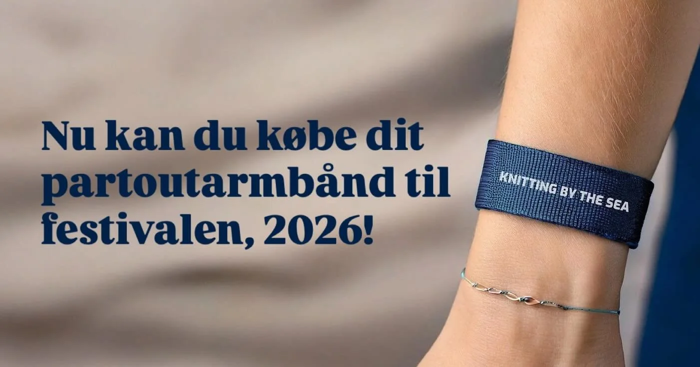 Vi har &aring;bnet for salget af partoutarmb&aring;d til &aring;rets Knitting by the Sea, 2026. 
- vi synes selv, det er en oplagt julegave til en strikkeven(inde), du har k&aelig;r 💛 

S&aring; k&oslash;b allerede nu dit armb&aring;nd og gl&aelig;d