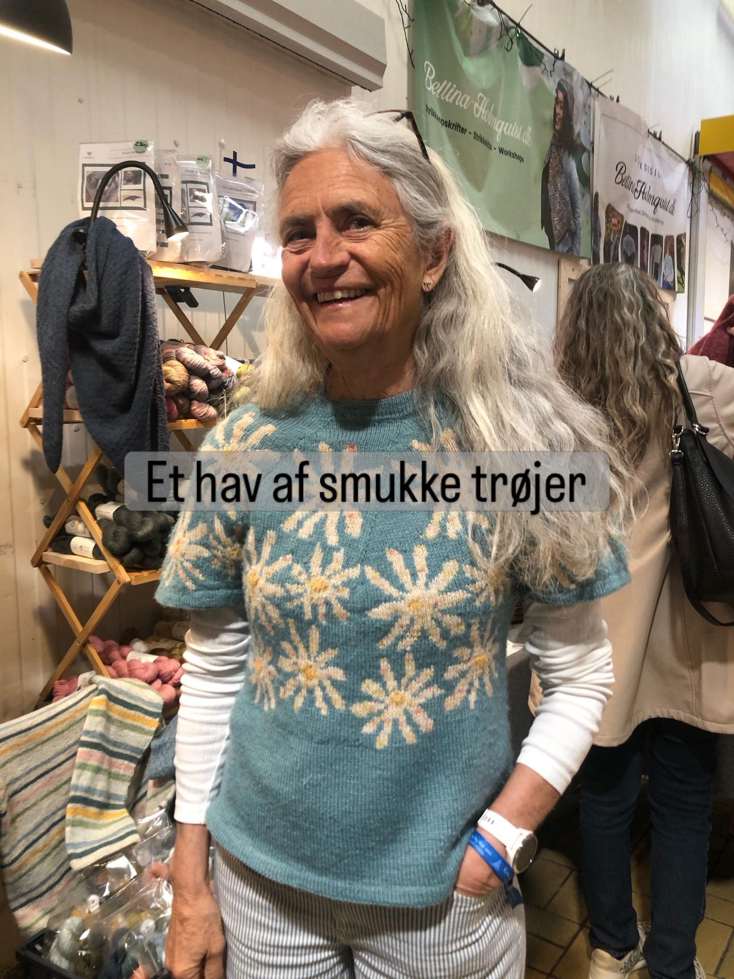 Der kommer to kvinder helt fra det sydlige Tydkland for tredie gang. De k&oslash;ber garn og strikker hver &aring;r en tr&oslash;je, som de har p&aring; n&aelig;ste &aring;r.