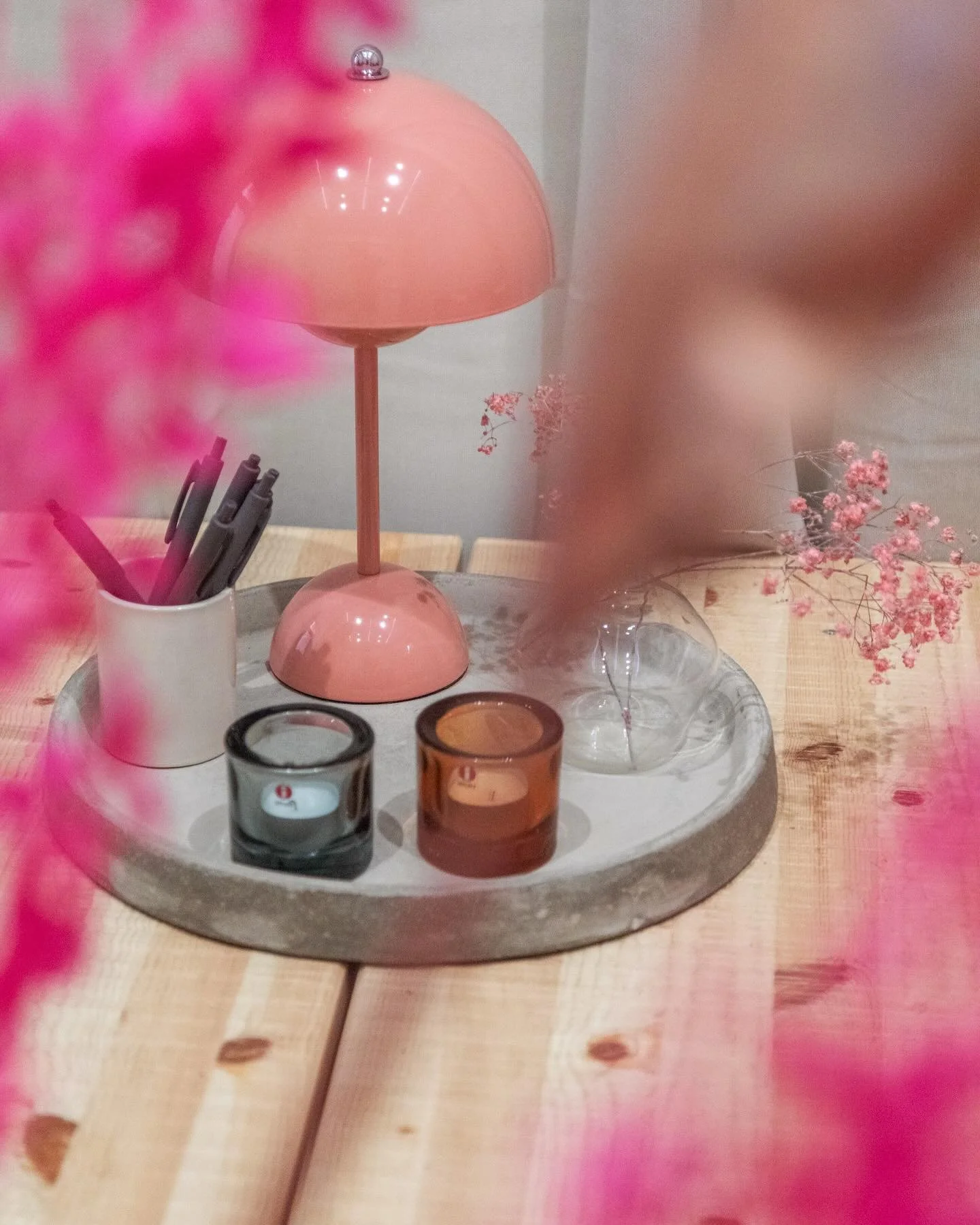 💘Challenging space, tight budget &mdash; no windows, raw concrete, and sky-high ceilings. Transformed into an inspiring office and event venue with smart, stylish solutions  @houseofamalou @mariannenorrgrann @fridaylab.se @fridaybusinesslab