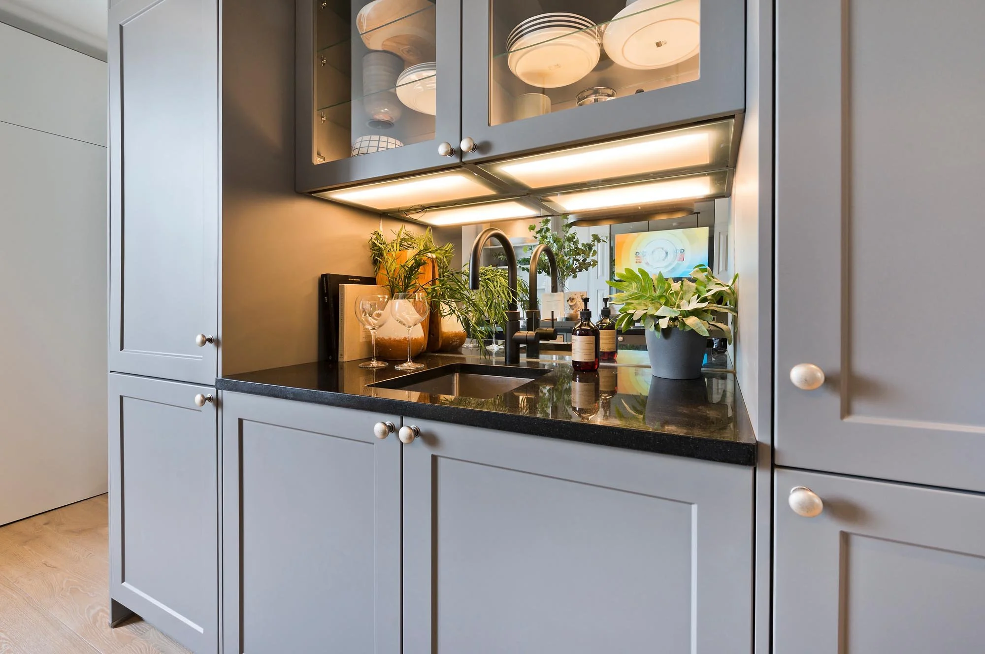 Mirror splashback