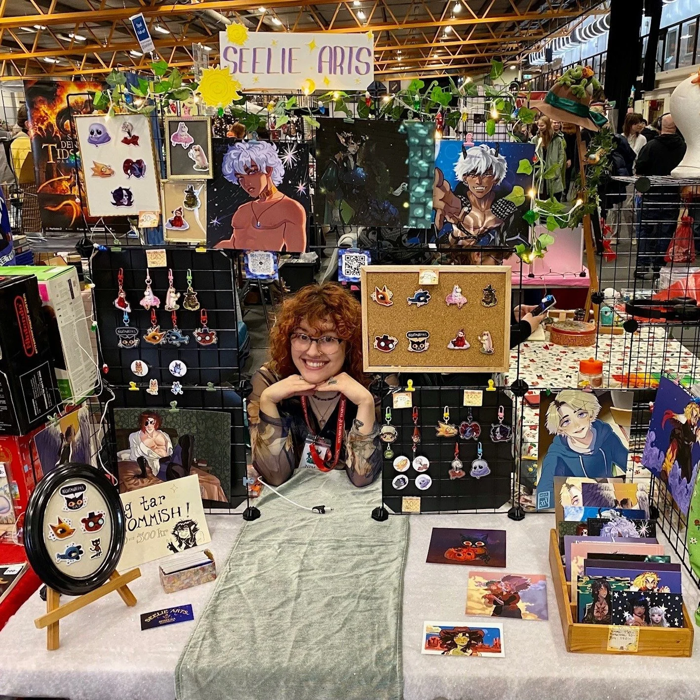 🧵✨ Artist Alley Spotlight @seelie_arts
Malm&ouml; Game Week 2025

Prints, stickers, pins, keychains &ndash; and even live commissions on site! At Malm&ouml; Game Week, Seelie Arts offered art that was 100% handmade, with a unique mix of niche fanart