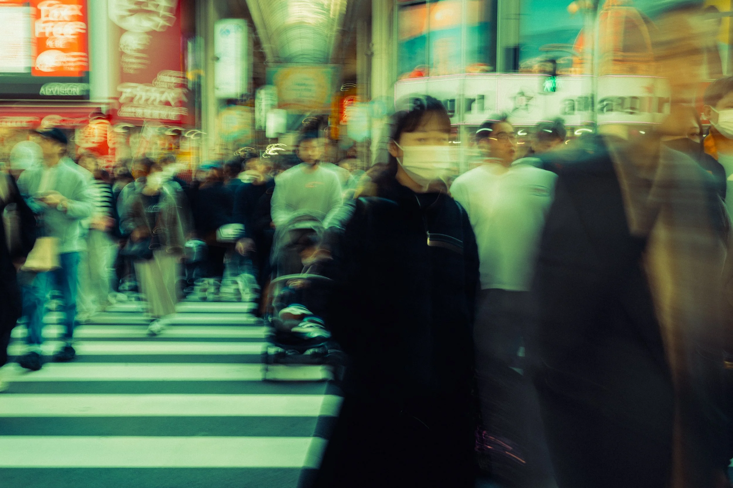 Une scène urbaine animée avec des passants portant des masques faciaux, traversant une rue avec un passage piéton, dans une ambiance urbaine très colorée et lumineuse.