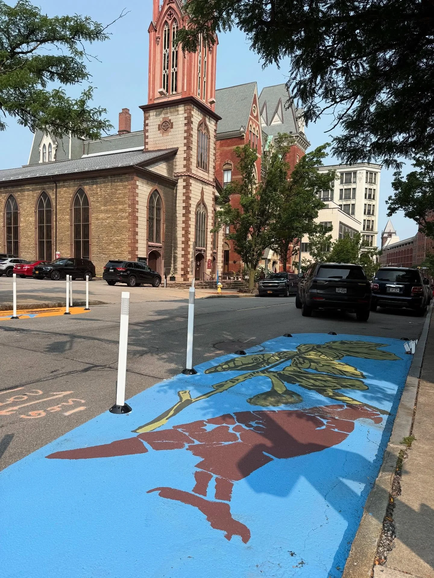 The second curb extension mural is now complete at the intersection of W. Broad St. &amp; S. Fitzhugh St. as part of the Downtown SmART Streets initiative! 🚸🖌️

This location features a design by @chloesmithillustration &amp; Hodin&ouml;hsyo:ni:h a