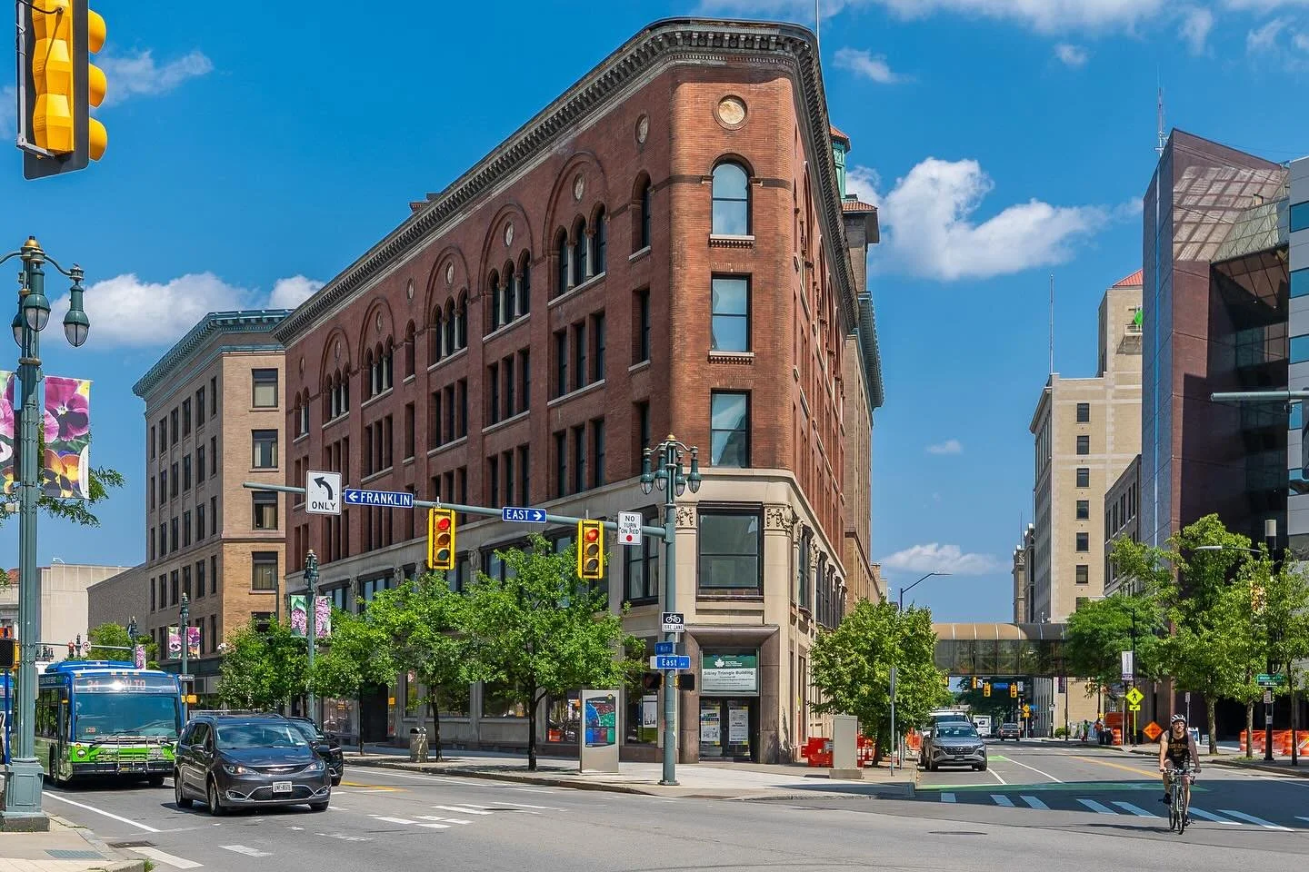 Big news for Rochester students... The Triangle has arrived! 🙌🏼🏙️

Located in the heart of downtown, The Triangle offers modern student housing designed for undergrad and grad students, with convenient amenities and walkable access to everything d