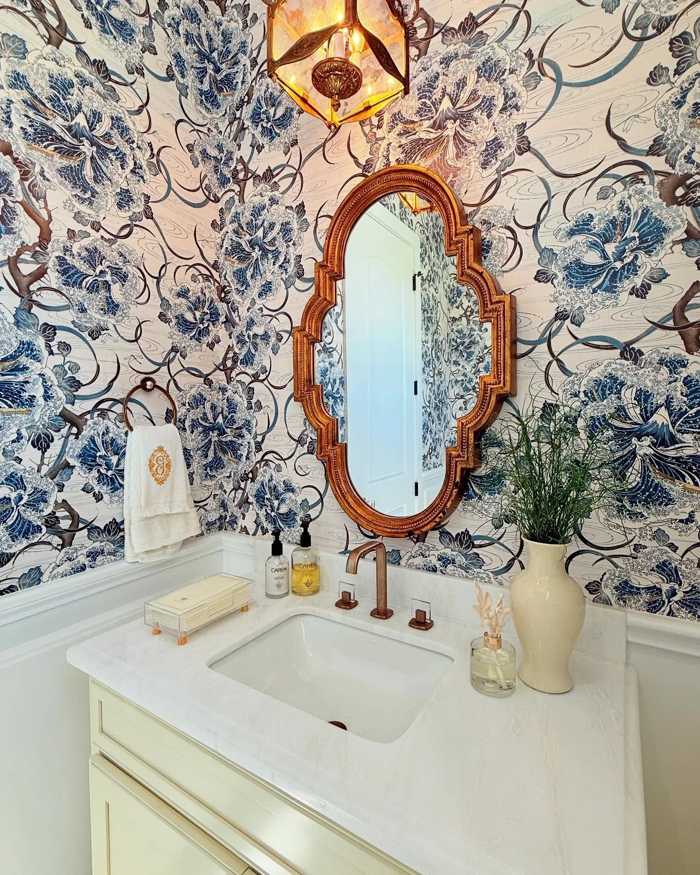 One of our favorite powder baths EVER!!! This stunning space captures all the feels! From the vintage light to the decorative marble flooring and everything in between 😍🏡☀️
#hayesqualityhomes 
#southarddesign
#customhome
#powderbath
#vintagelightin