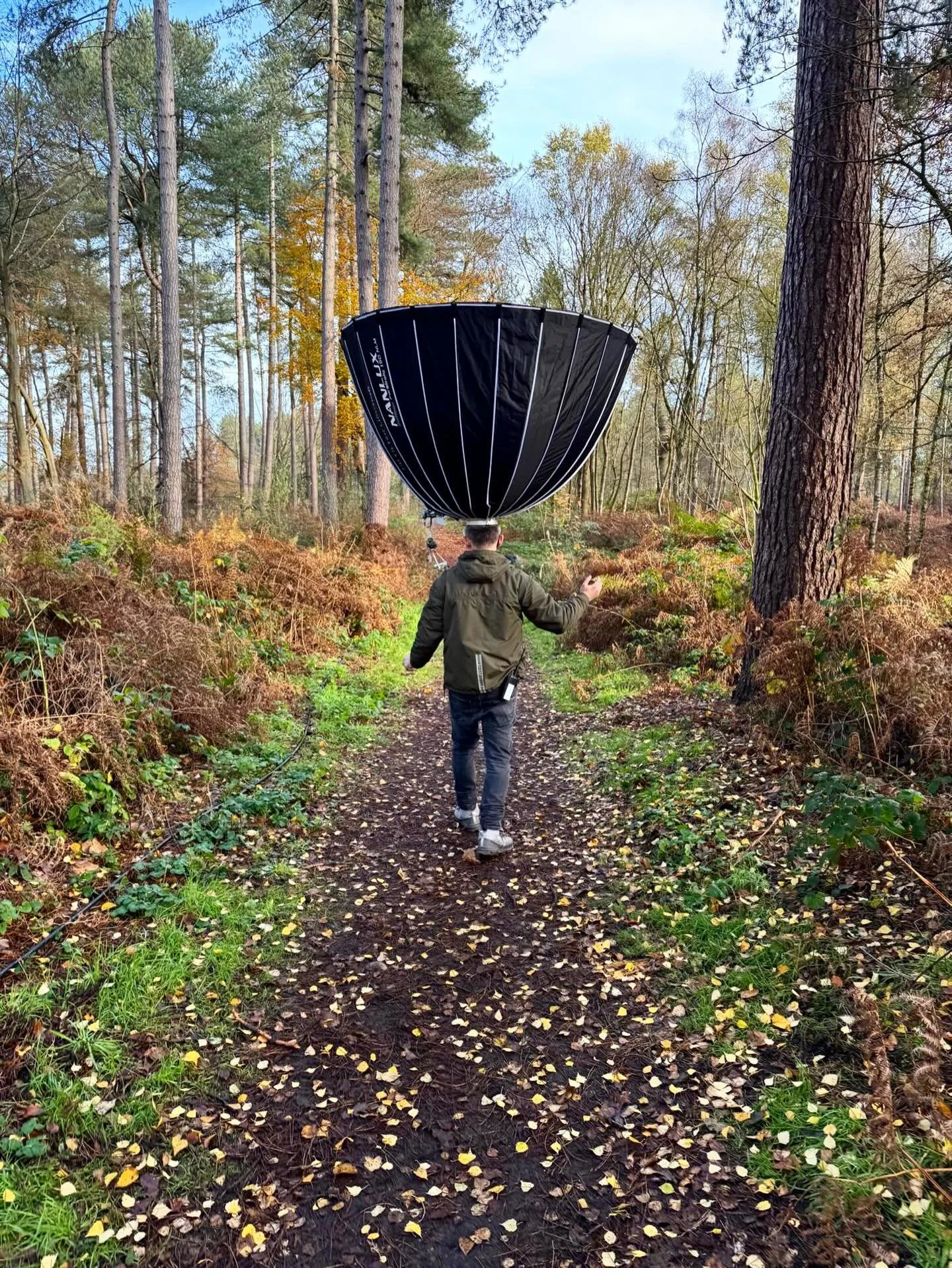 Work smarter, not harder! @turbold28 knows the drill ⚡💡

Making light work carrying the @nanlux_global 150 parabollic 

#BestBoy #FilmLighting #SetLife #SetLife #OnSet #FilmCrew #CrewLife #BehindTheScenes #ProductionLife #FilmLighting #CinematicLigh