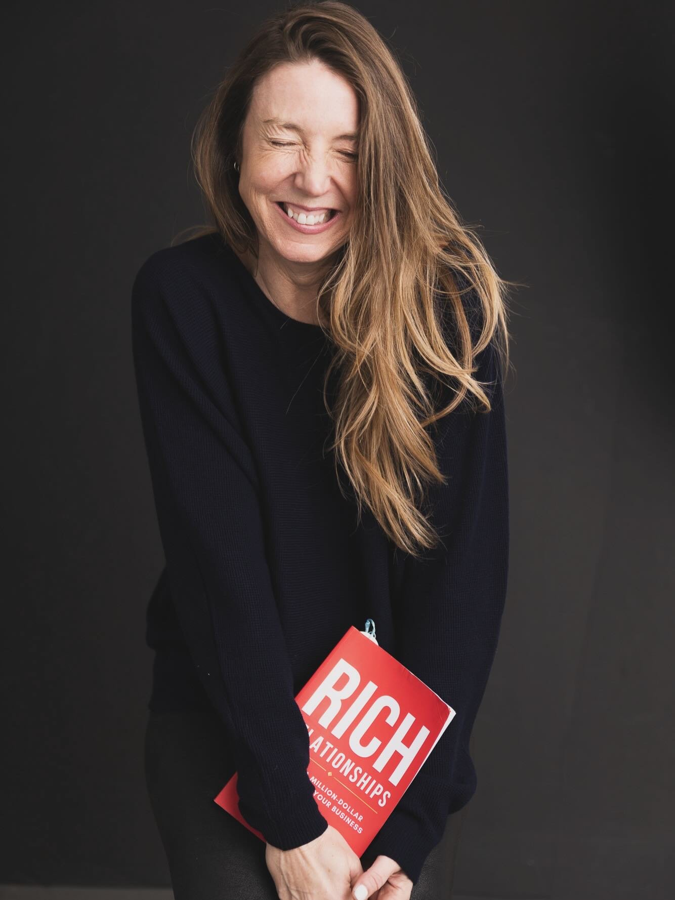 I&rsquo;m coming at you with a book reco today! I was gifted this book by @essetinomedia and am loving it so much 📕😍 

@selena_soo thoughtfully defines a spectrum of rich relationships that have clarified and revolutionized my approach to personal 