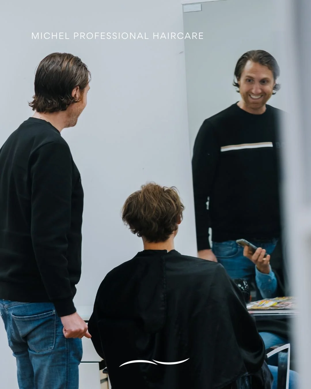 Hos Michel Professional Haircare möts du av erfarna och kreativa frisörer.
Här arbetar ett engagerat team med ett gemensamt mål – att ge dig en personlig helhetsupplevelse. Genom att lyssna på vem du är och hur