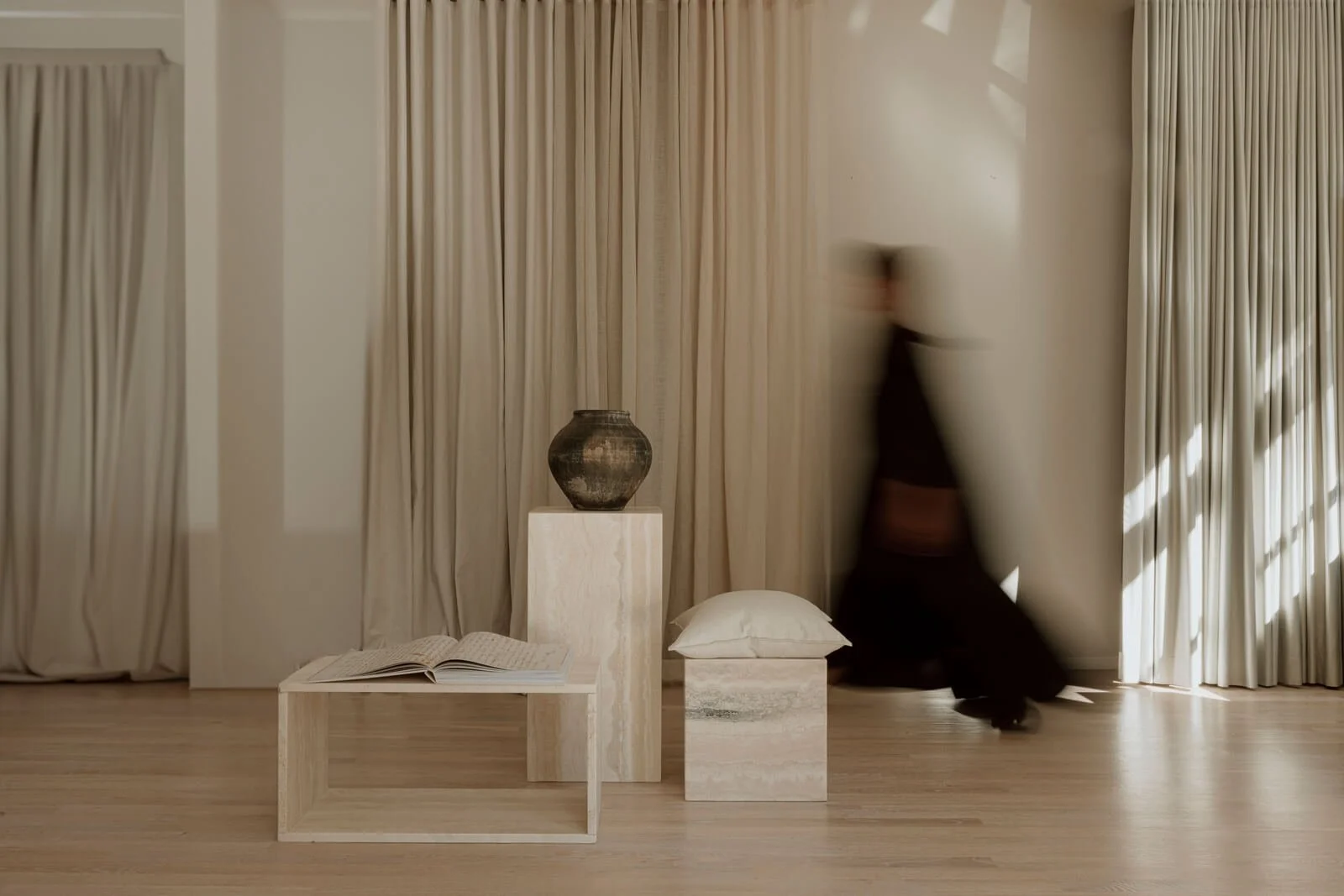 VV Interior Home: Sculptural Elegance in Marble and Mid-Century Design