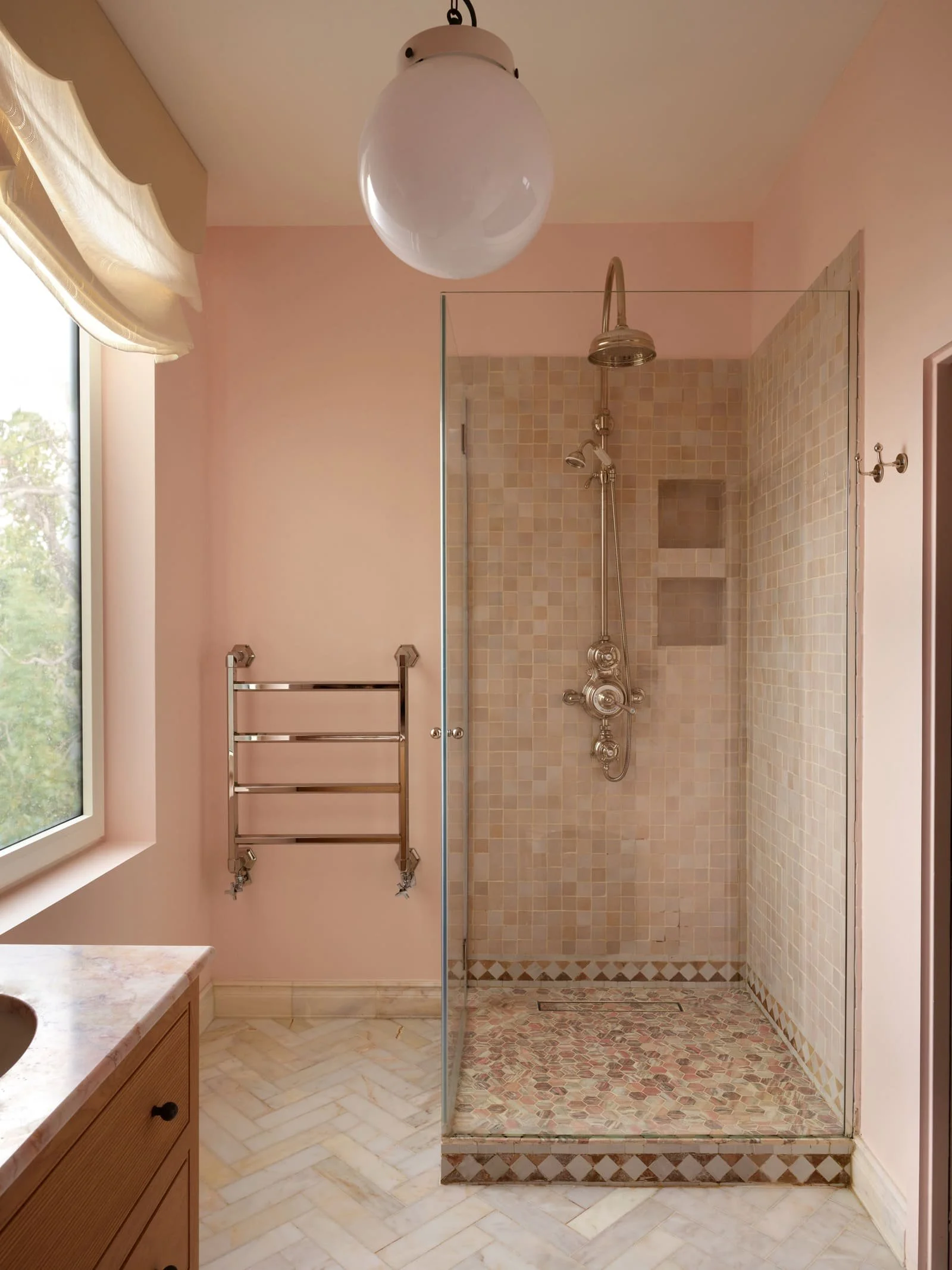 anouska-tamony-artist's-master-ensuite-01.jpg