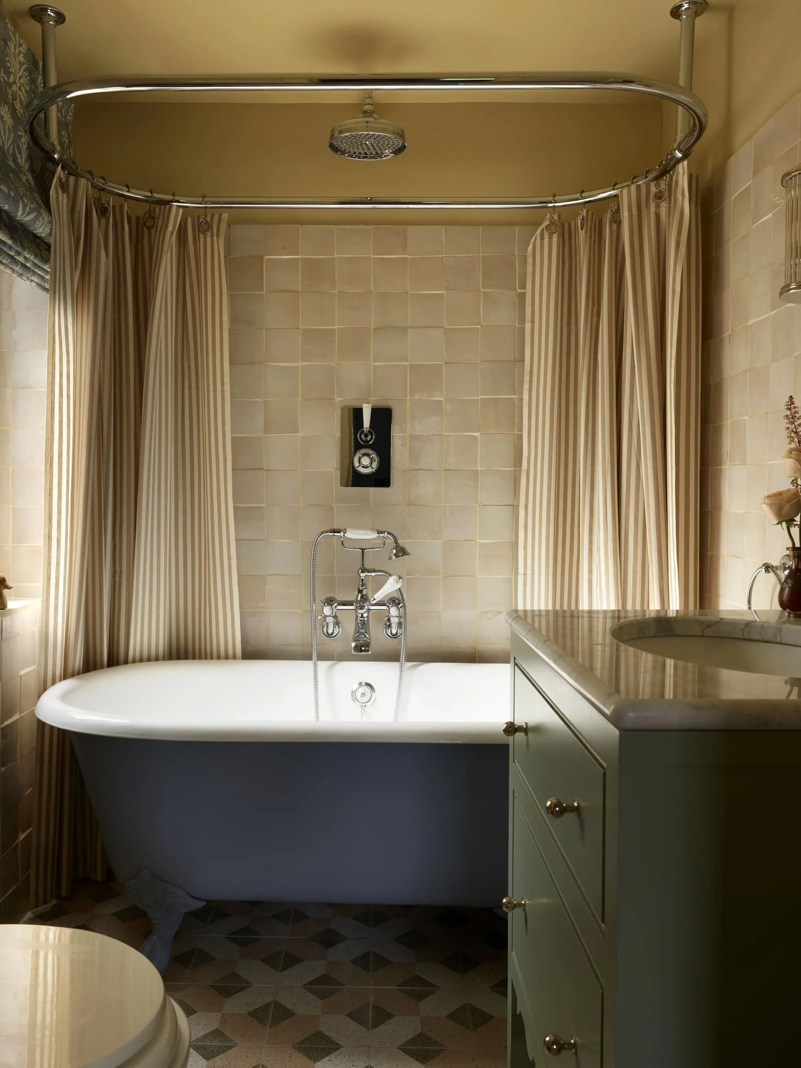 anouska-tamony-artist's-master-ensuite-04.jpg