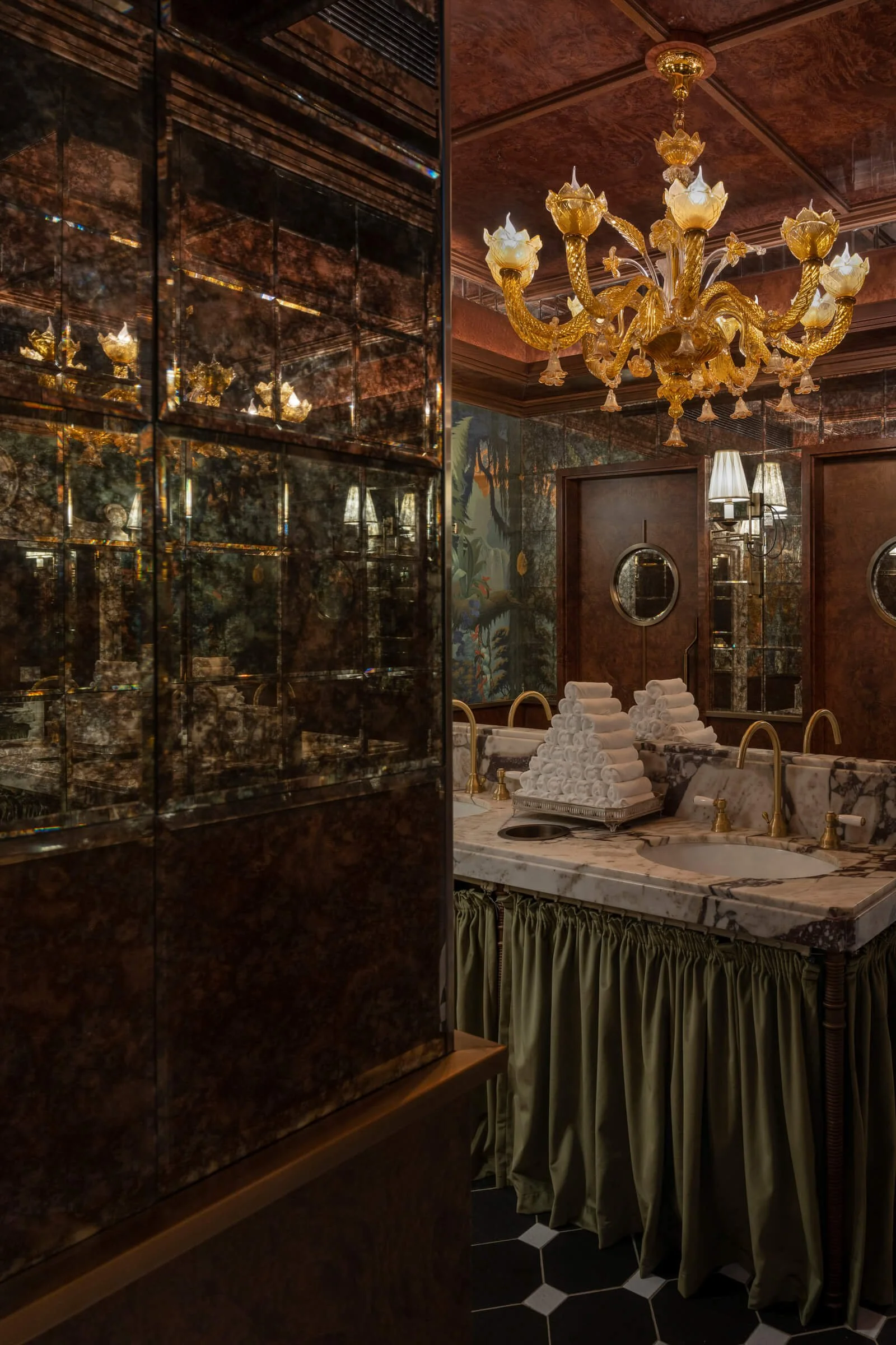 Ristorante Loren luxury design with atmospheric lighting