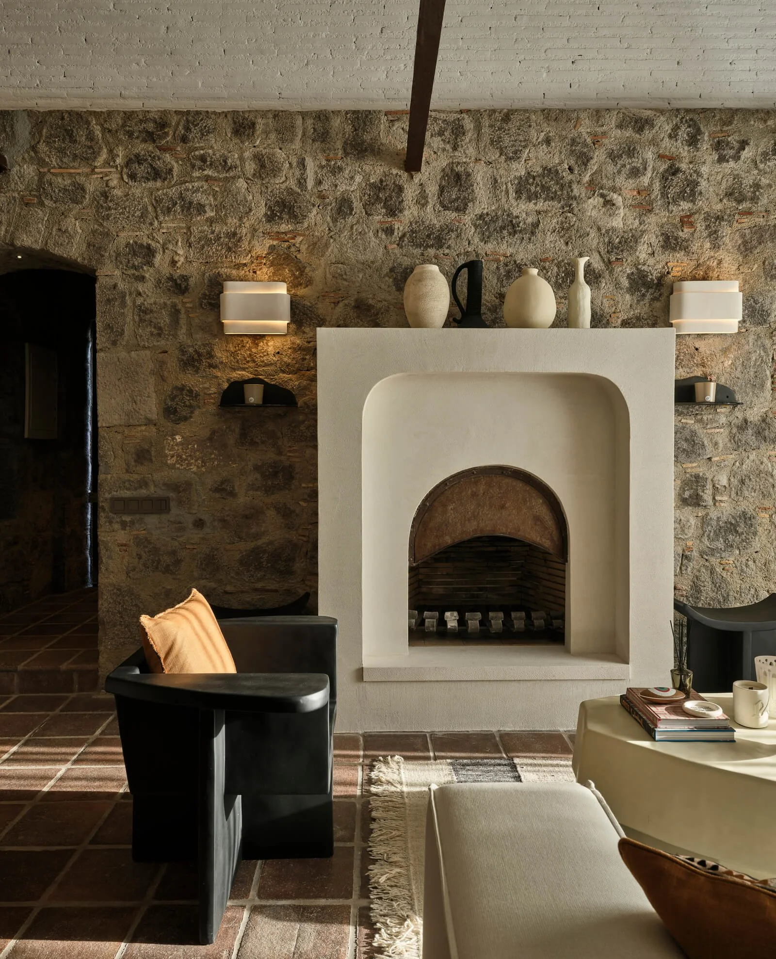 Interior detail showing stone and texture in Esra Kazmirci project