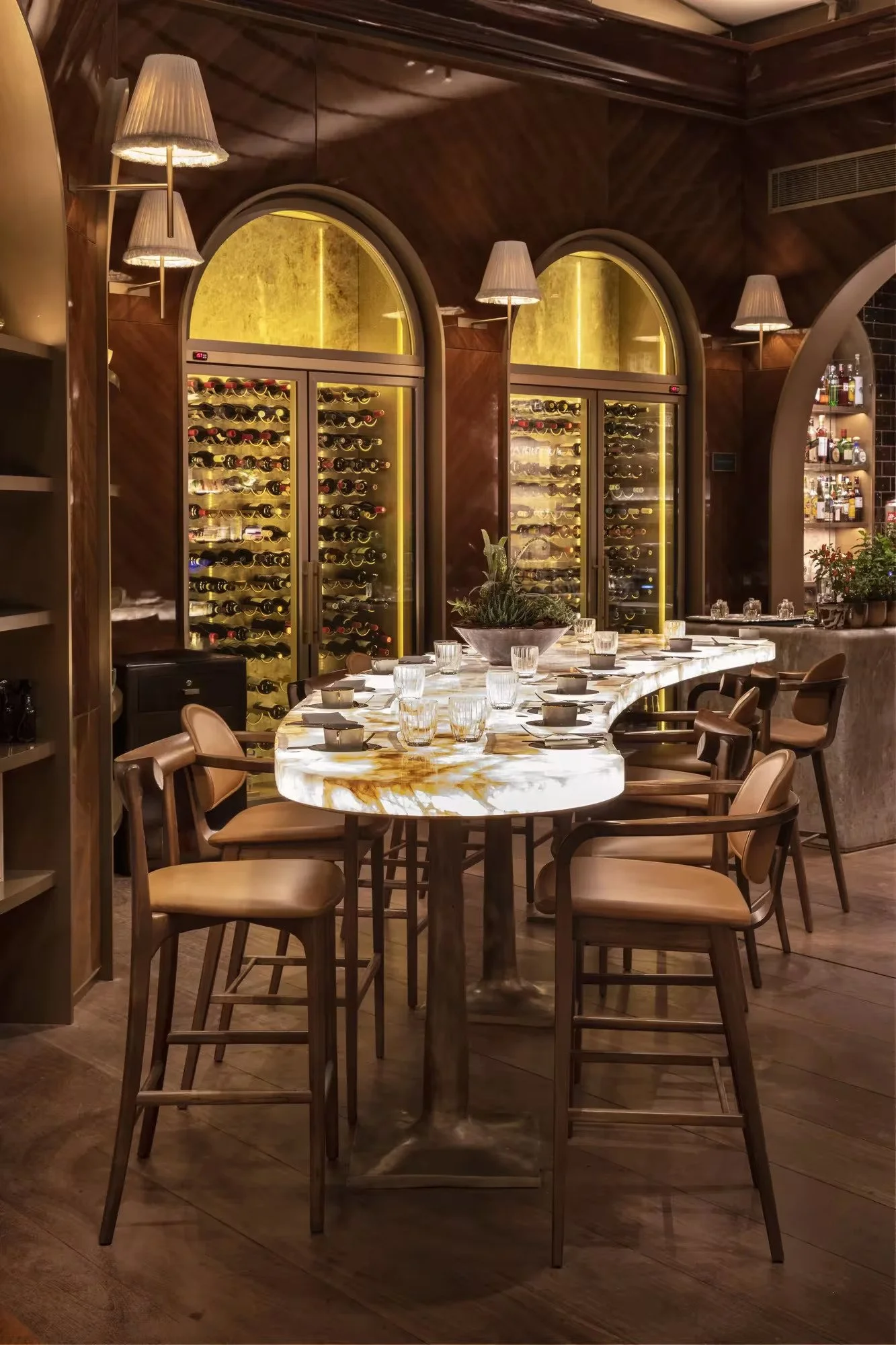 Elegant dining space at Le Jardin in Rosewood São Paulo surrounded by greenery and contemporary design.