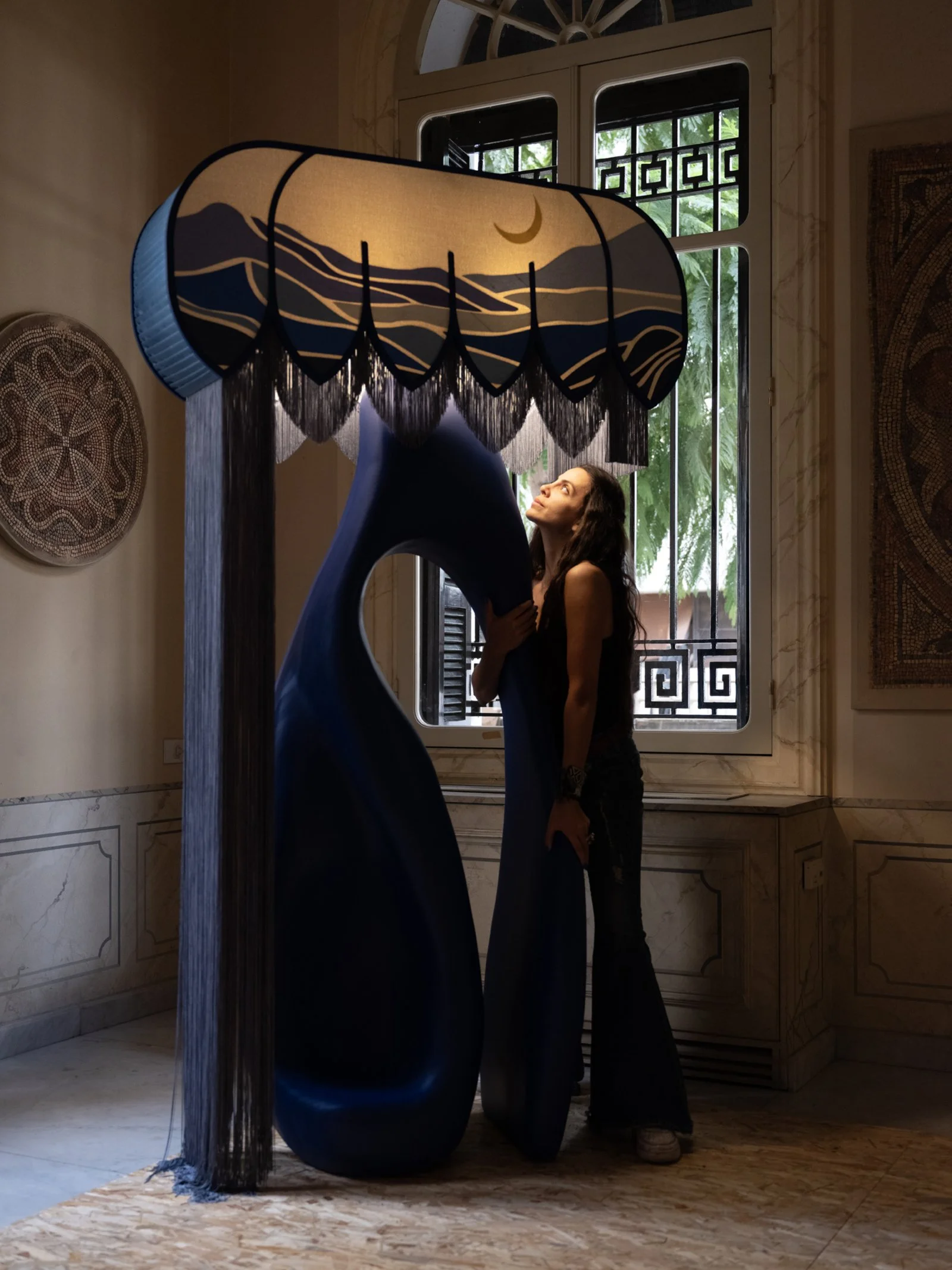 Artistic furniture blending body, object and material expression