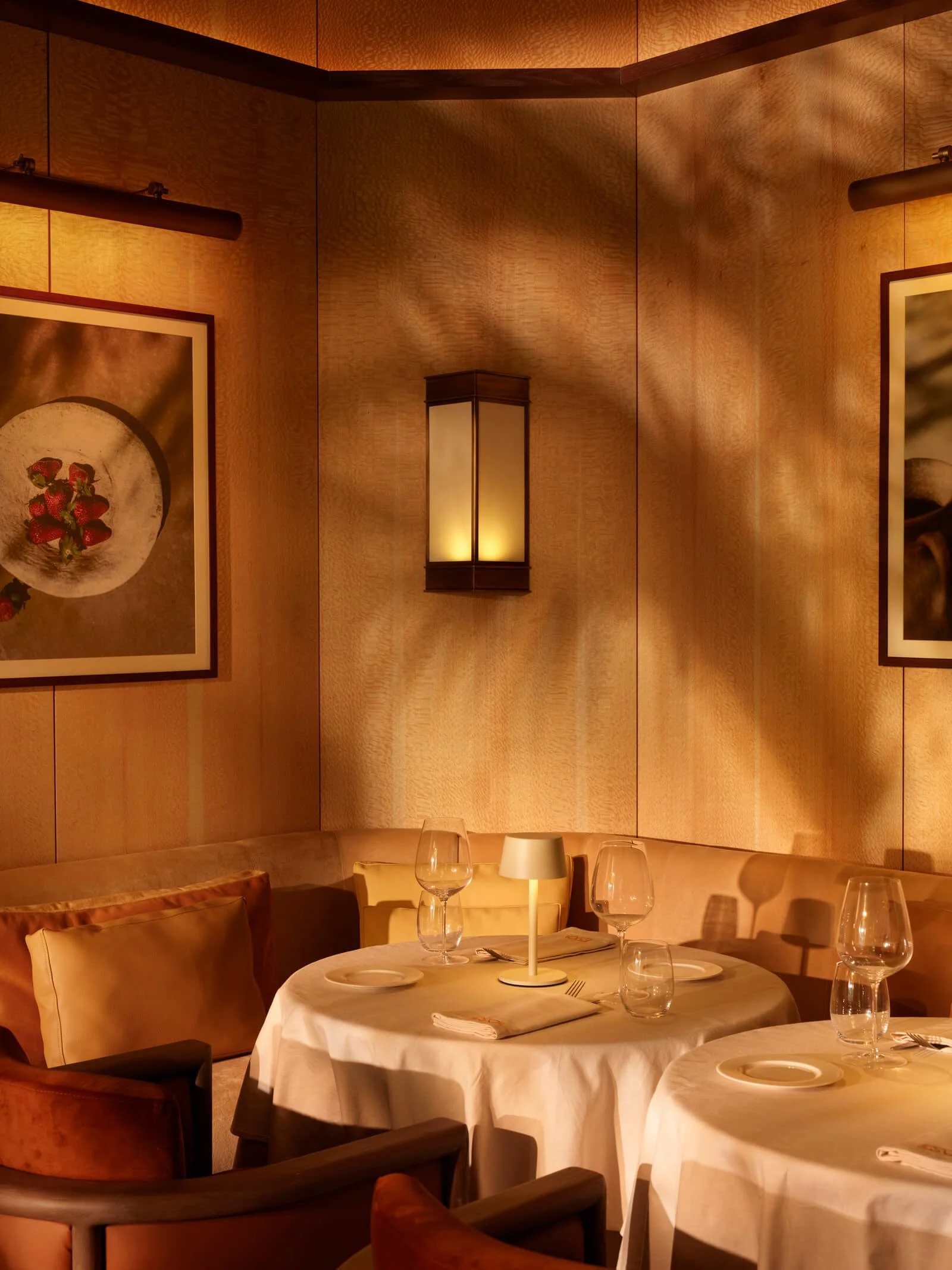 Dining space designed by URBANJOBS showing spatial rhythm and atmosphere