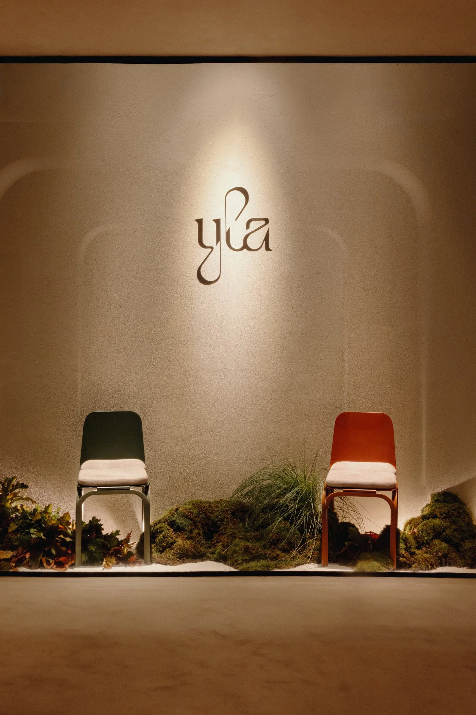 Audace Collection table showcasing soft lines and metal structure