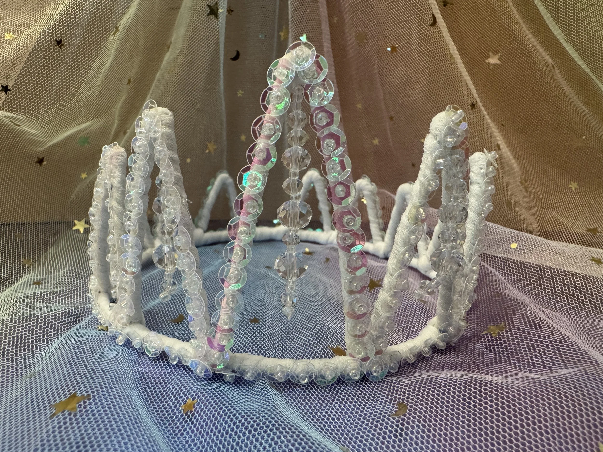Crown with sequin and clear beads - it has a pinkish color depending on the light - 13 points