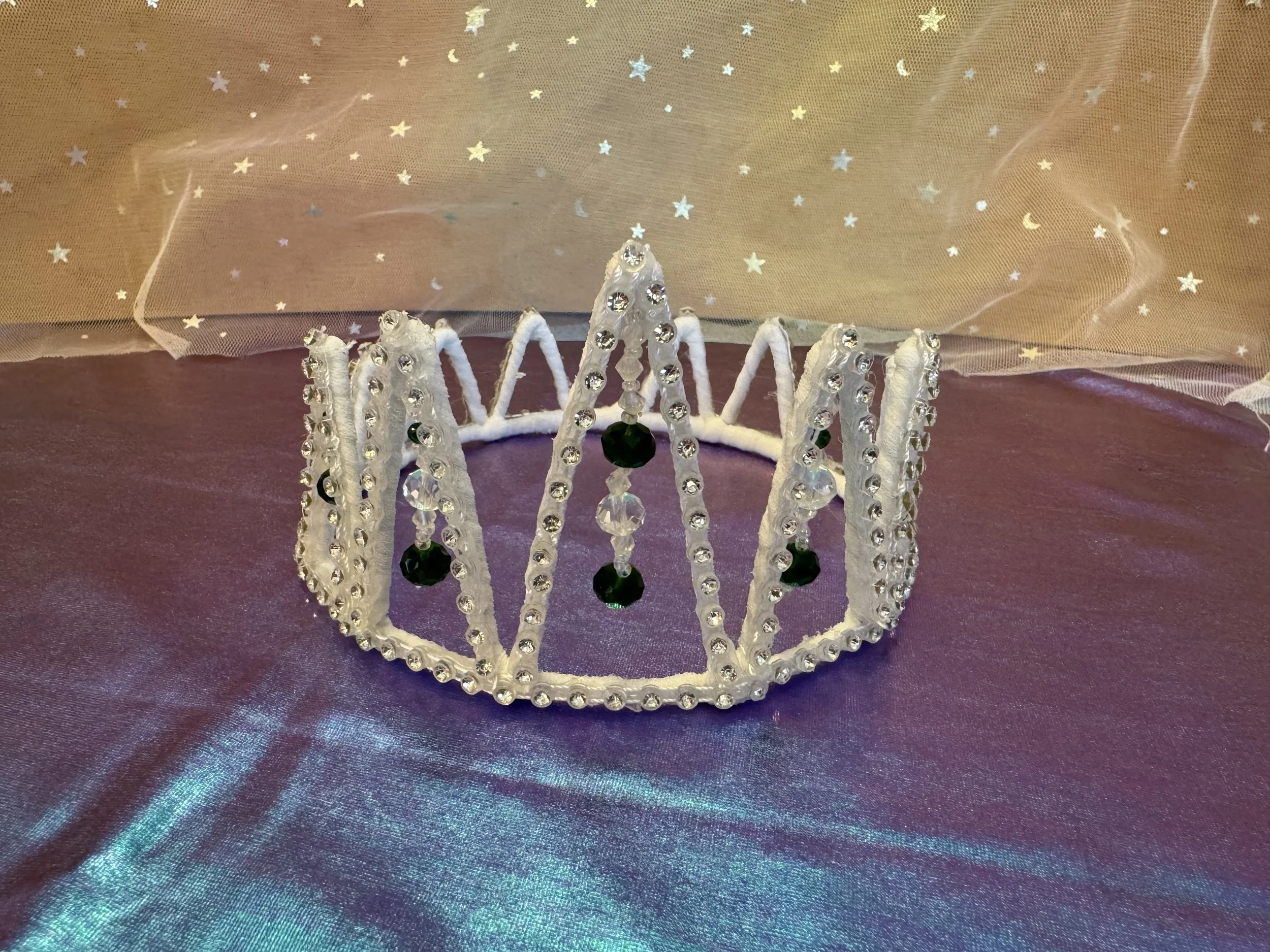 Crown with rhinestone and dark green crystal