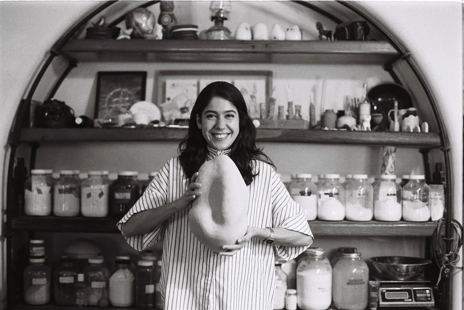 Mariana Con en su estudio de cerámica casa celeste en Monterrey, México.