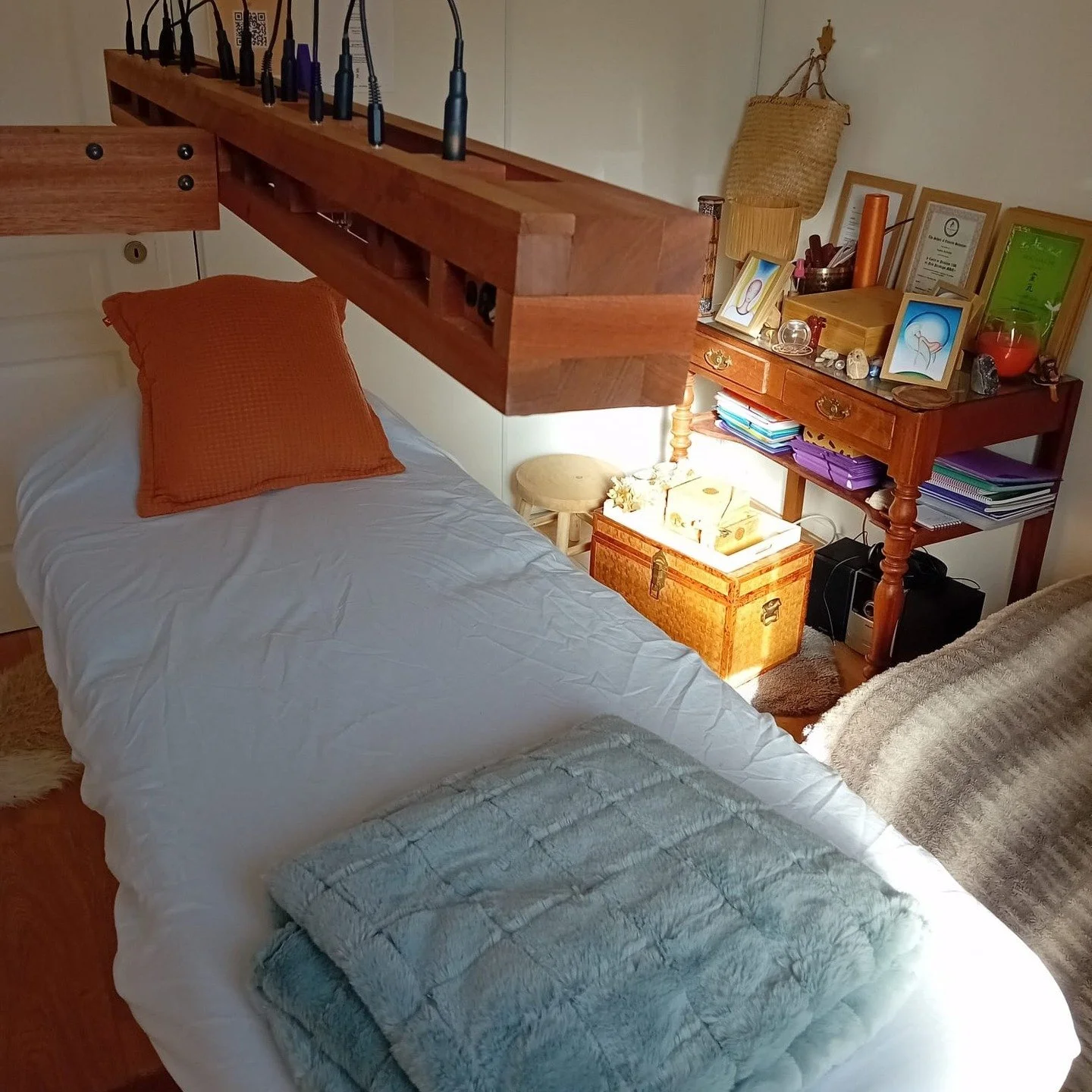 Imaginez 7 cristaux de quartz purs align&eacute;s au-dessus de vous ✨

Le bain de cristal est bien plus qu'un soin, c'est une parenth&egrave;se vibratoire pour r&eacute;aligner votre corps et votre esprit. 
&Agrave; travers la lumi&egrave;re et les f