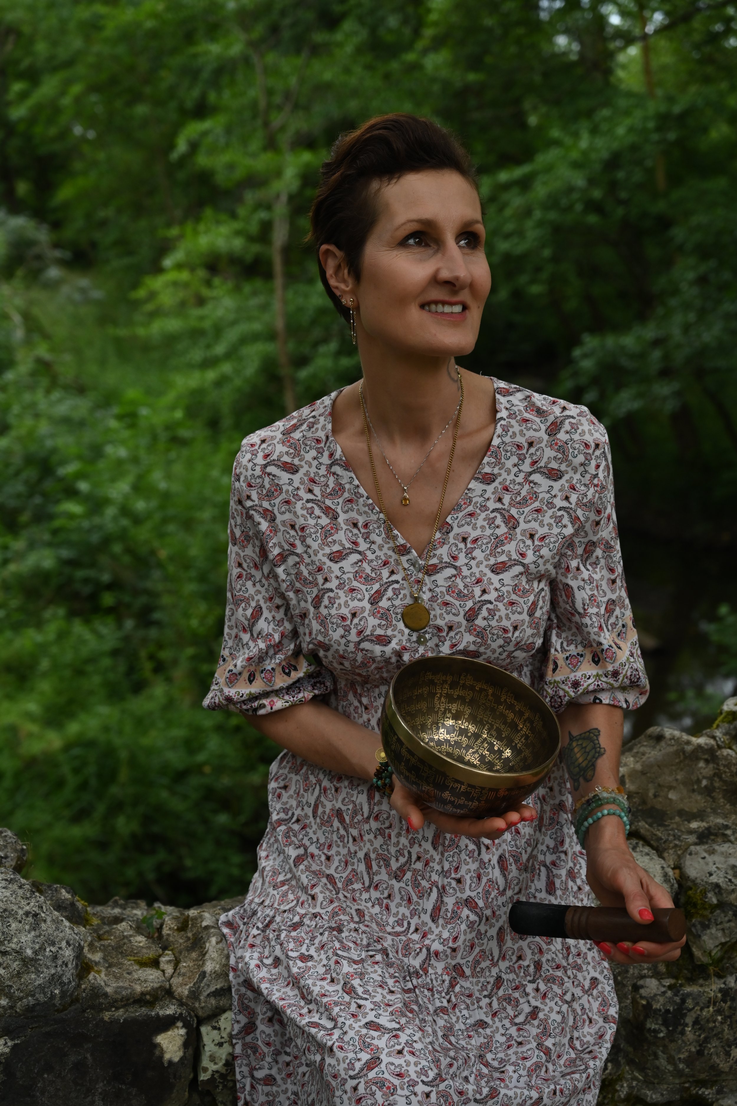 Sophiâ avec le bol tibétain.JPG