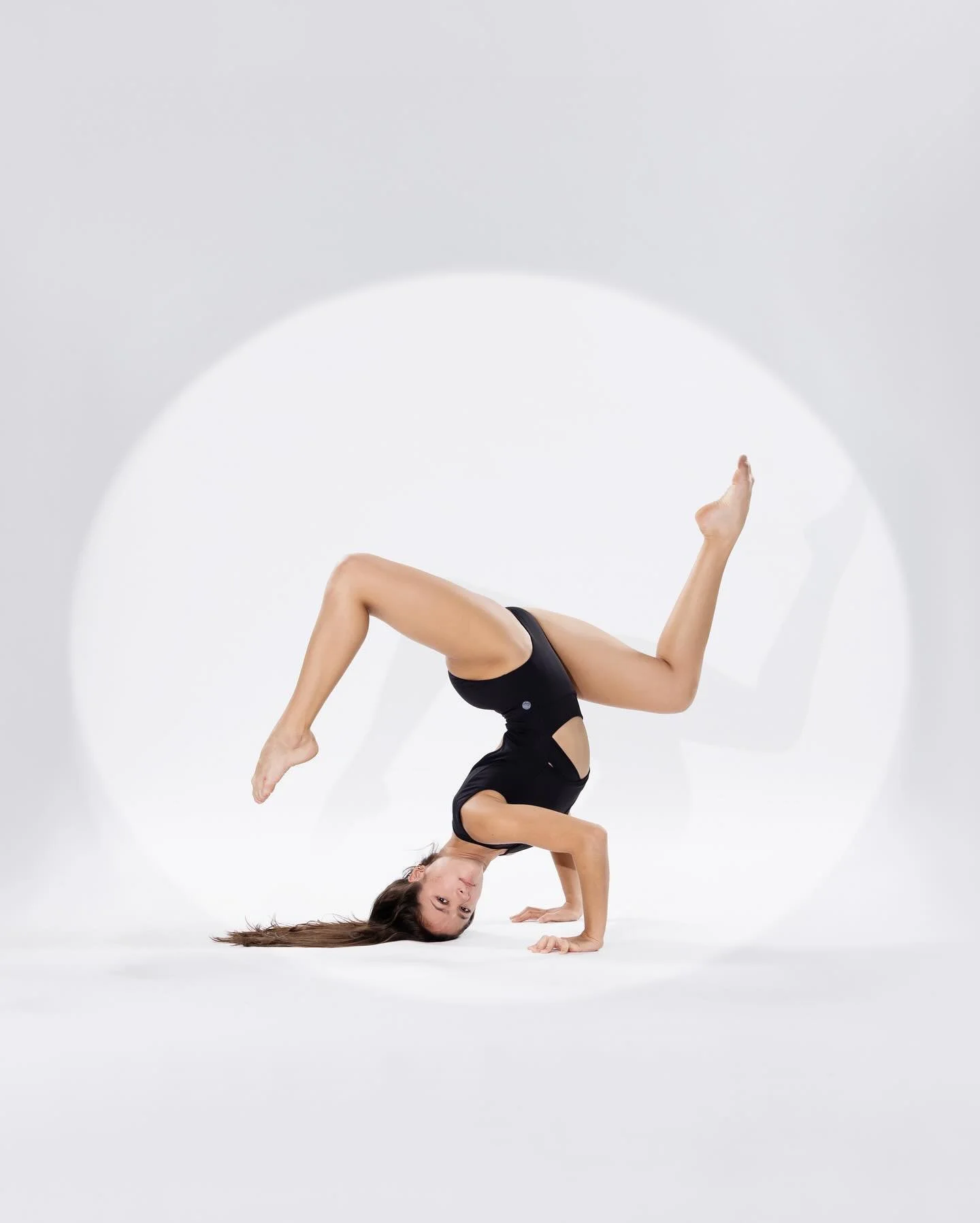 In the spotlight of the lens, every step becomes a work of art. 🎨 
.
.
💃🏻: @ciara_dancingbutterfly
.
.

#photography #dancephotography #miami #dancerlife #miamiphotographystudio #photographer #dancephotographer