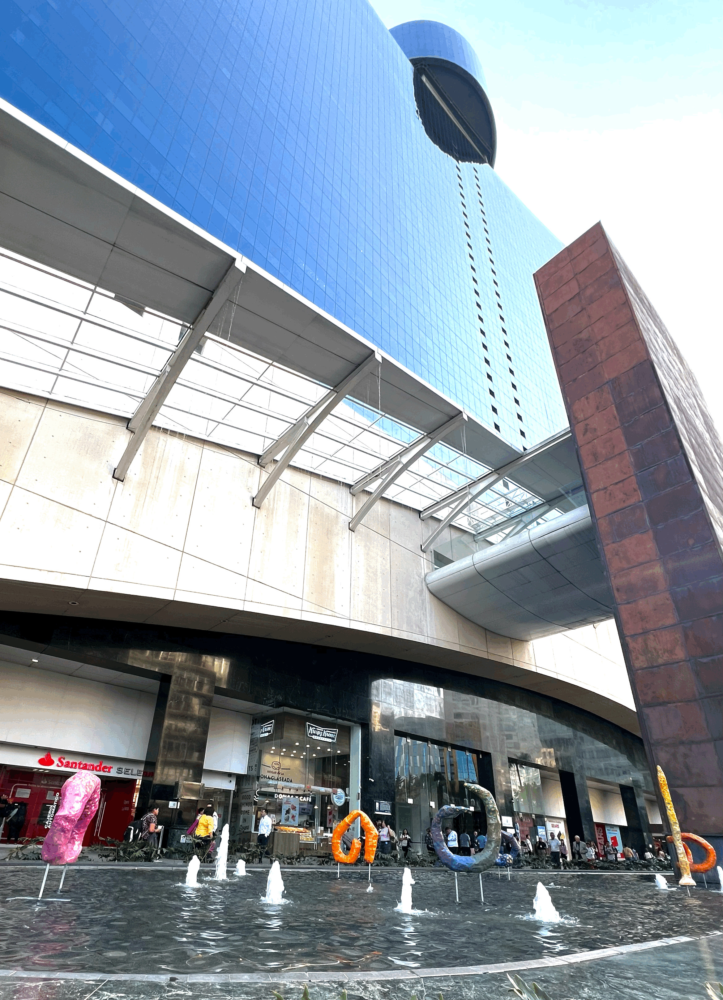 Reflejos: La Exposición de Krytzia Dabdoub Transforma el World Trade Center Ciudad de México