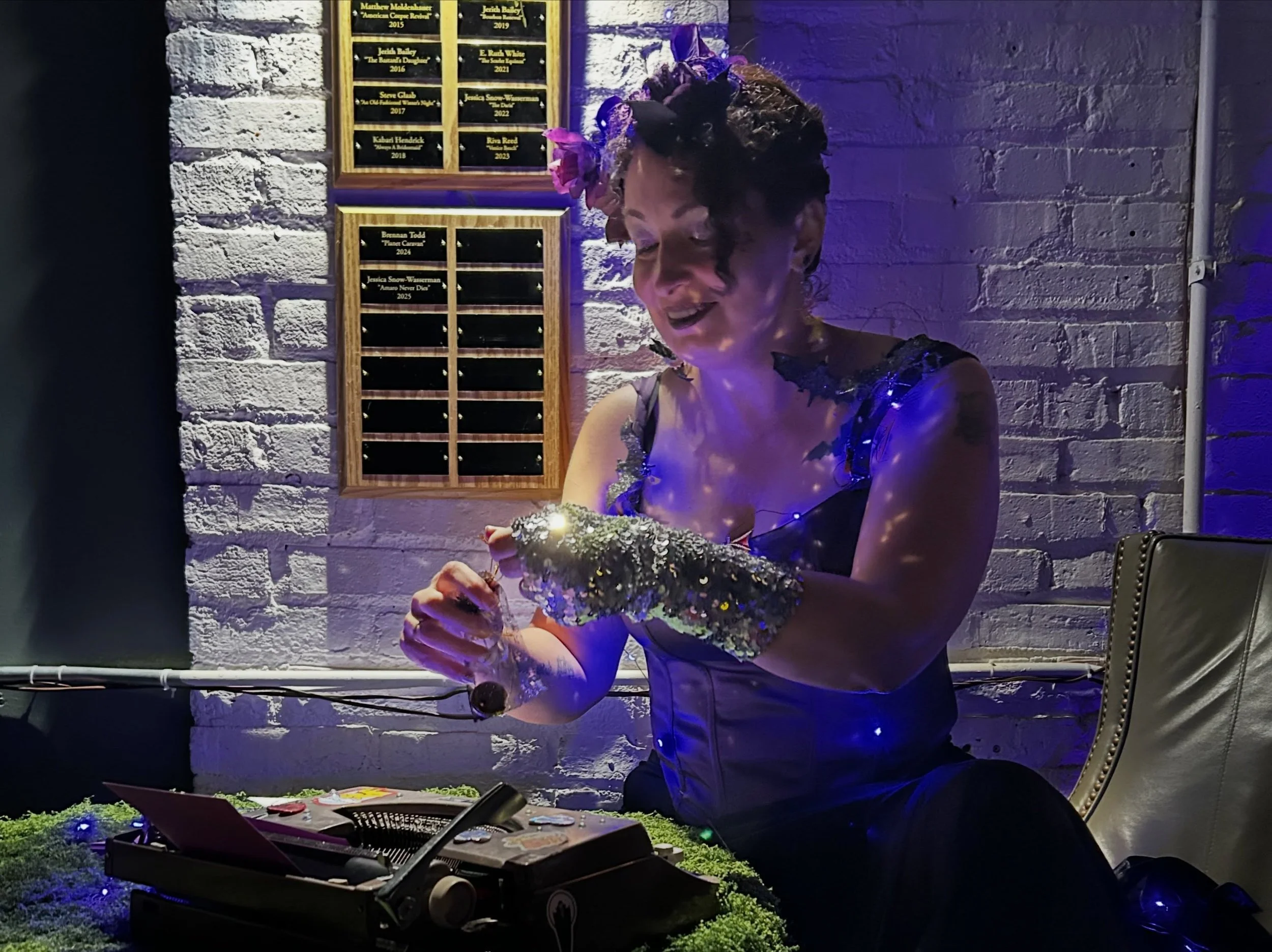 Typewriter poems hit different when you get your inspiration from fairies! ✨

Thanks, @juliemarie2086 and @_rosalindphelps_ for inviting me in on the magic. 🪄 

#typewriterpoems #fairyvibes #typewriterrevolution #chicagoevents #fairycore
